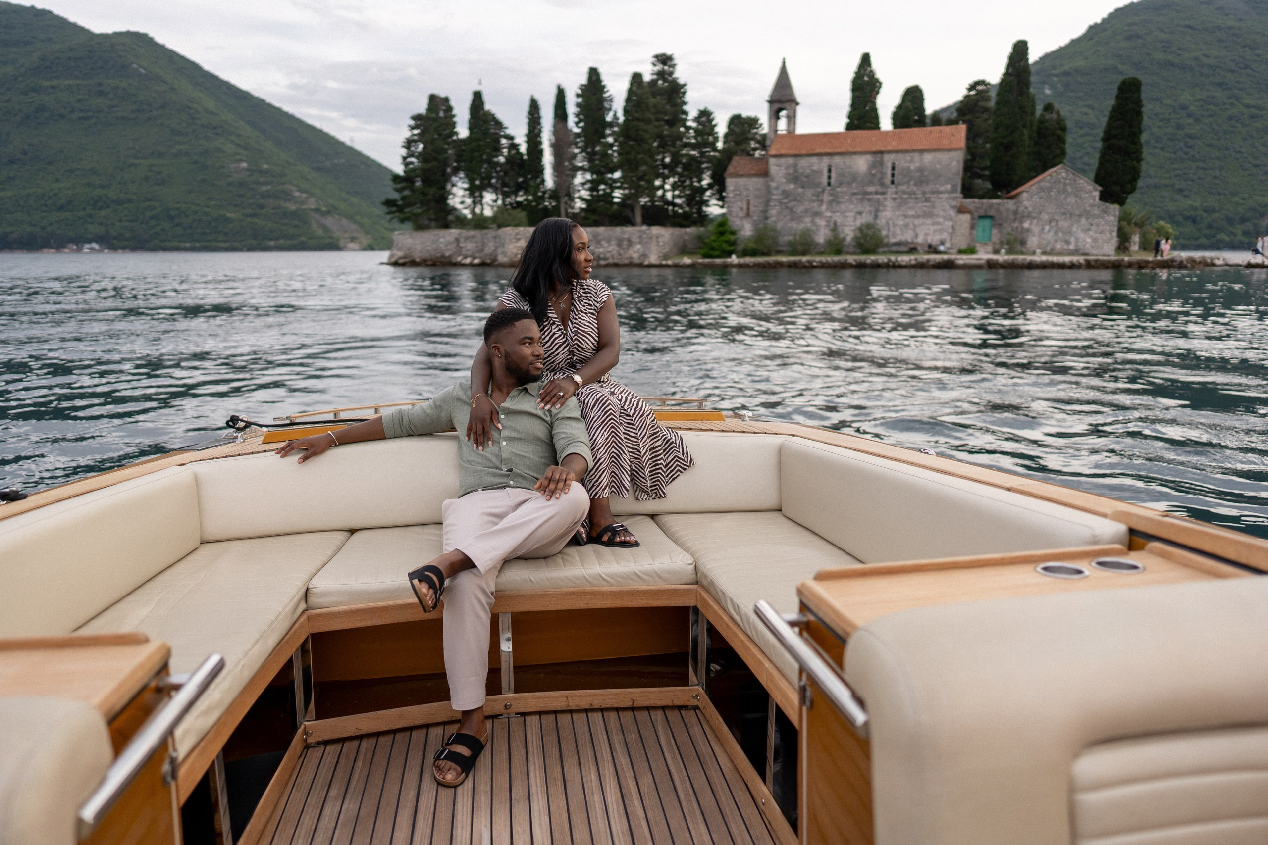 Love story in Perast with boat tour. Fotograf i snimatelj za venčanja u Crnoj Gori | Maria & Vasilii
