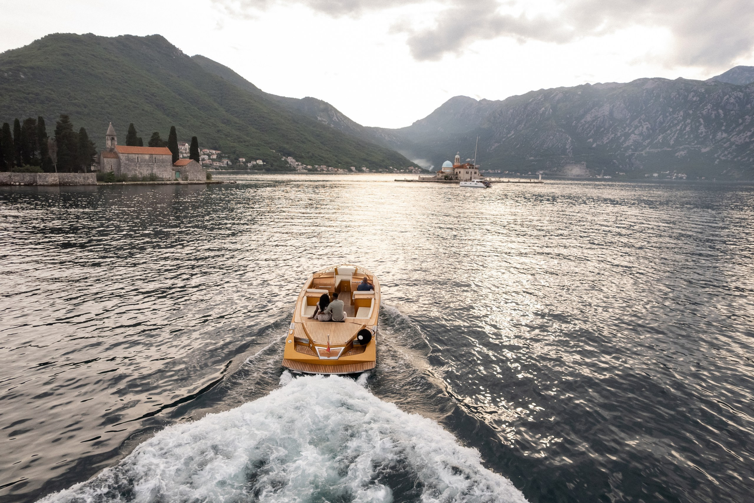 Love story in Perast with boat tour. Fotograf i snimatelj za venčanja u Crnoj Gori | Maria & Vasilii