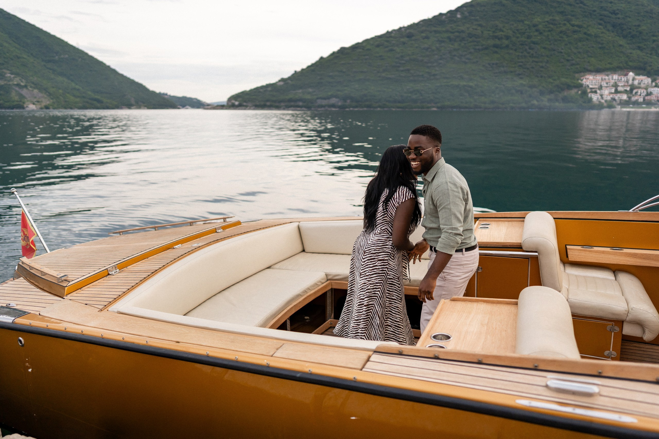 Love story in Perast with boat tour. Fotograf i snimatelj za venčanja u Crnoj Gori | Maria & Vasilii