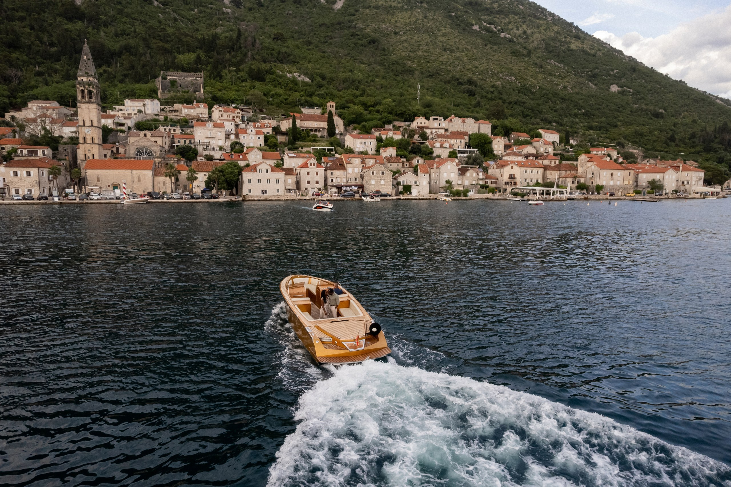 Love story in Perast with boat tour. Fotograf i snimatelj za venčanja u Crnoj Gori | Maria & Vasilii