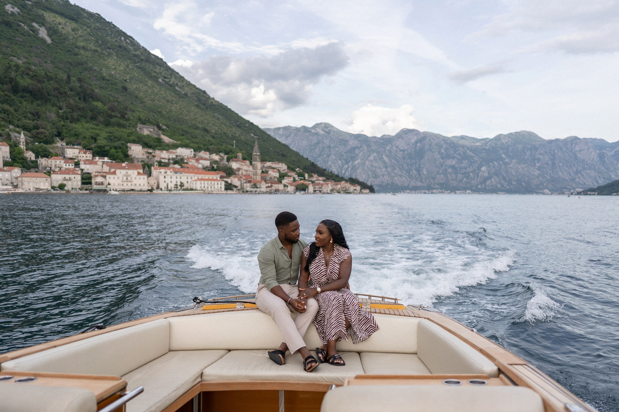 Love story in Perast with boat tour. Fotograf i snimatelj za venčanja u Crnoj Gori | Maria & Vasilii