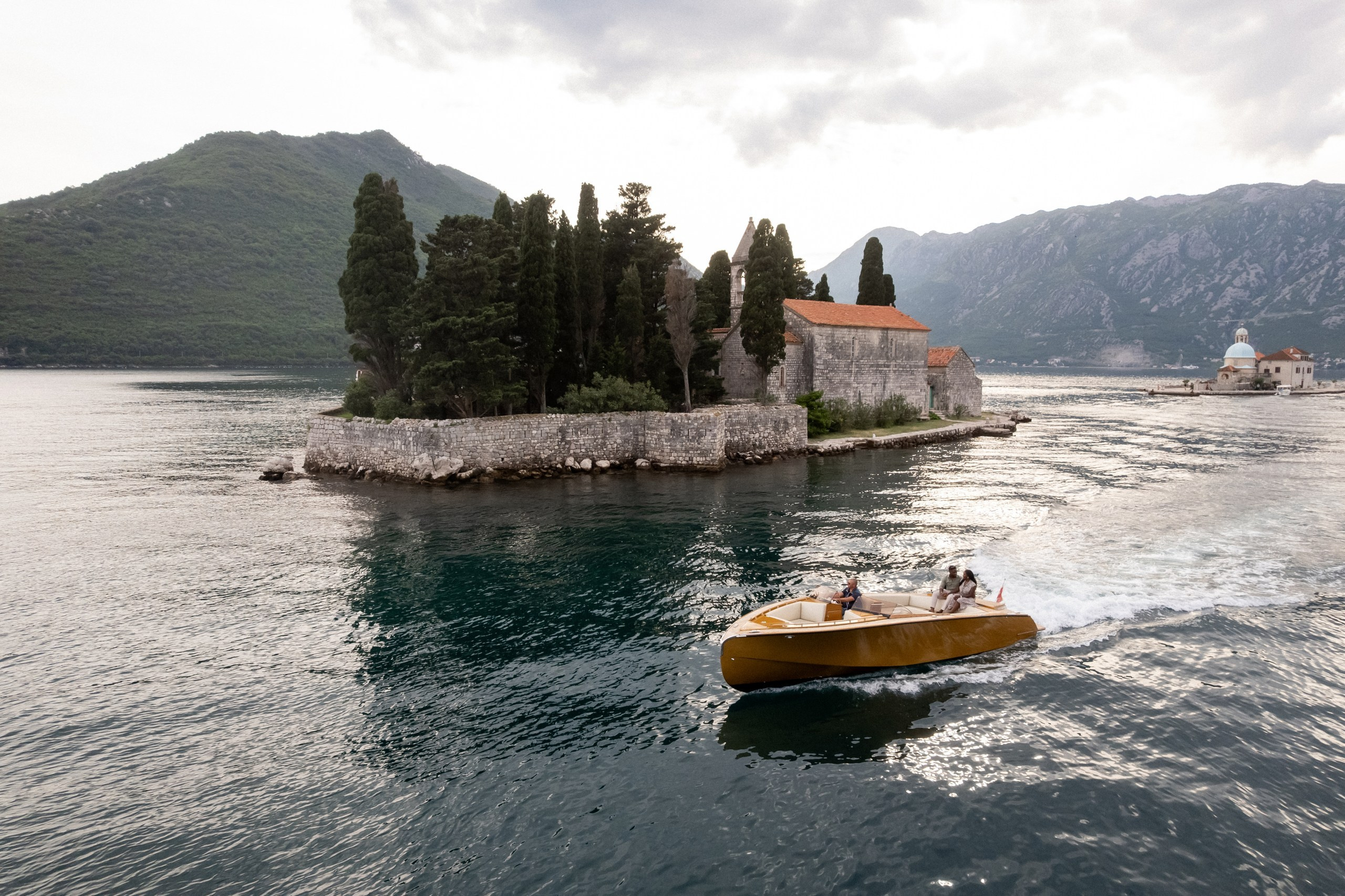 Love story in Perast with boat tour. Fotograf i snimatelj za venčanja u Crnoj Gori | Maria & Vasilii