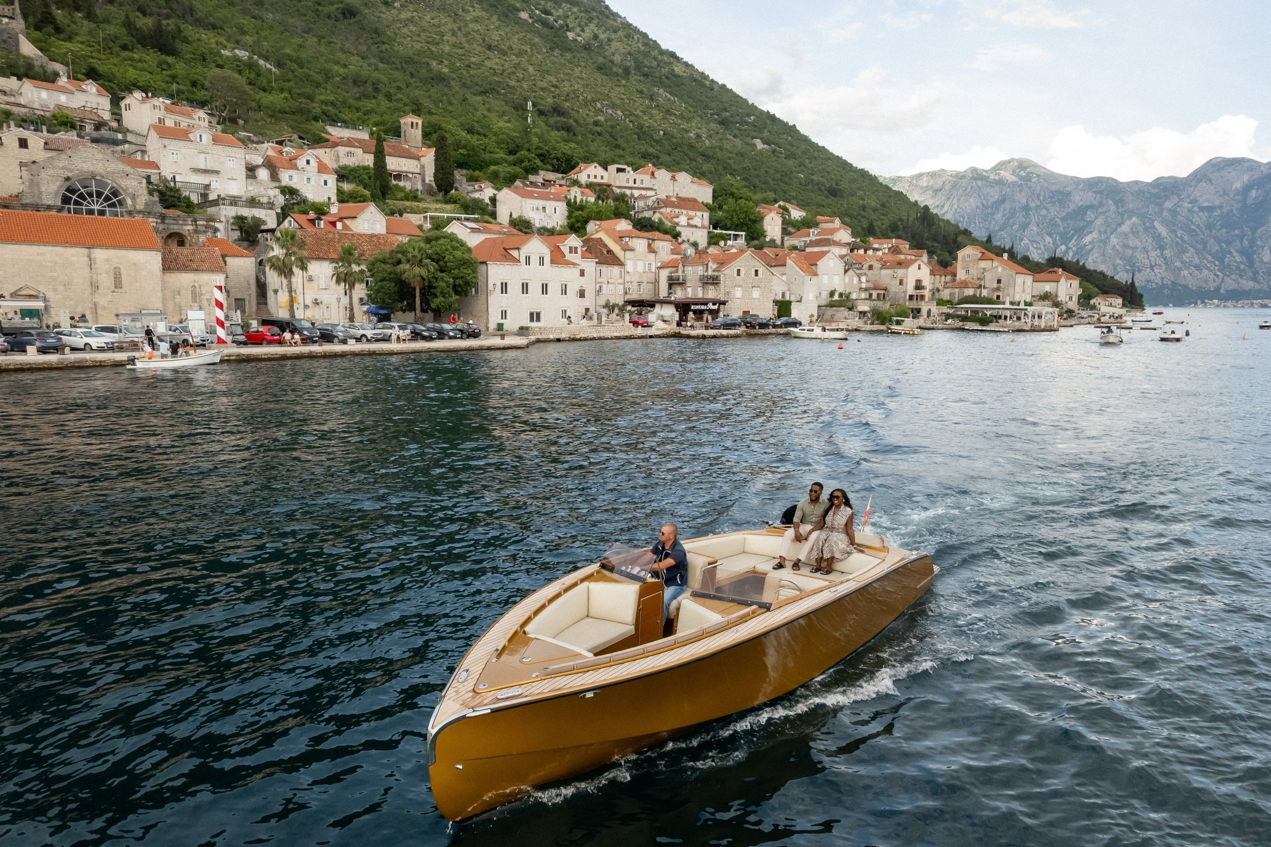 Love story in Perast with boat tour. Fotograf i snimatelj za venčanja u Crnoj Gori | Maria & Vasilii