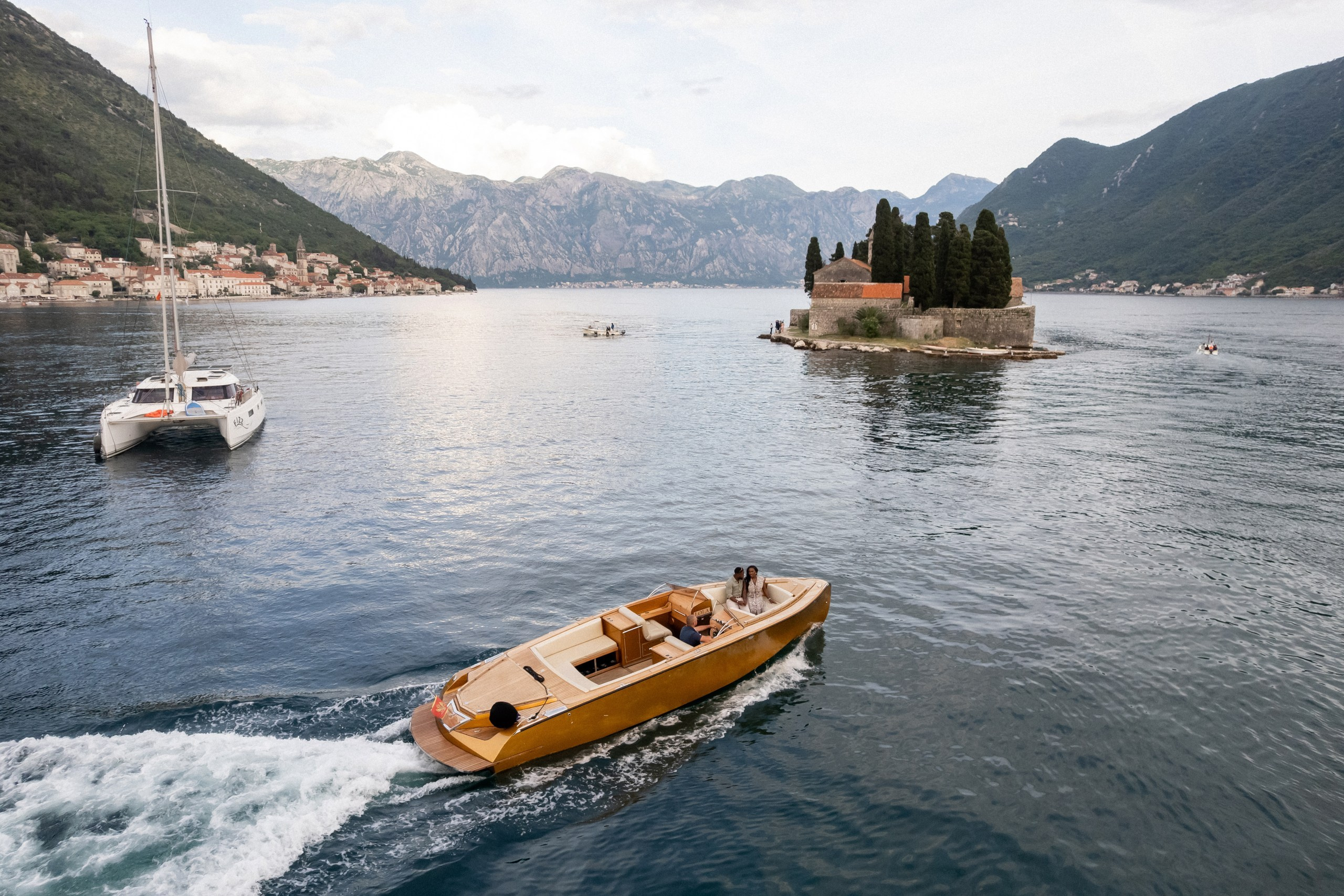 Love story in Perast with boat tour. Fotograf i snimatelj za venčanja u Crnoj Gori | Maria & Vasilii