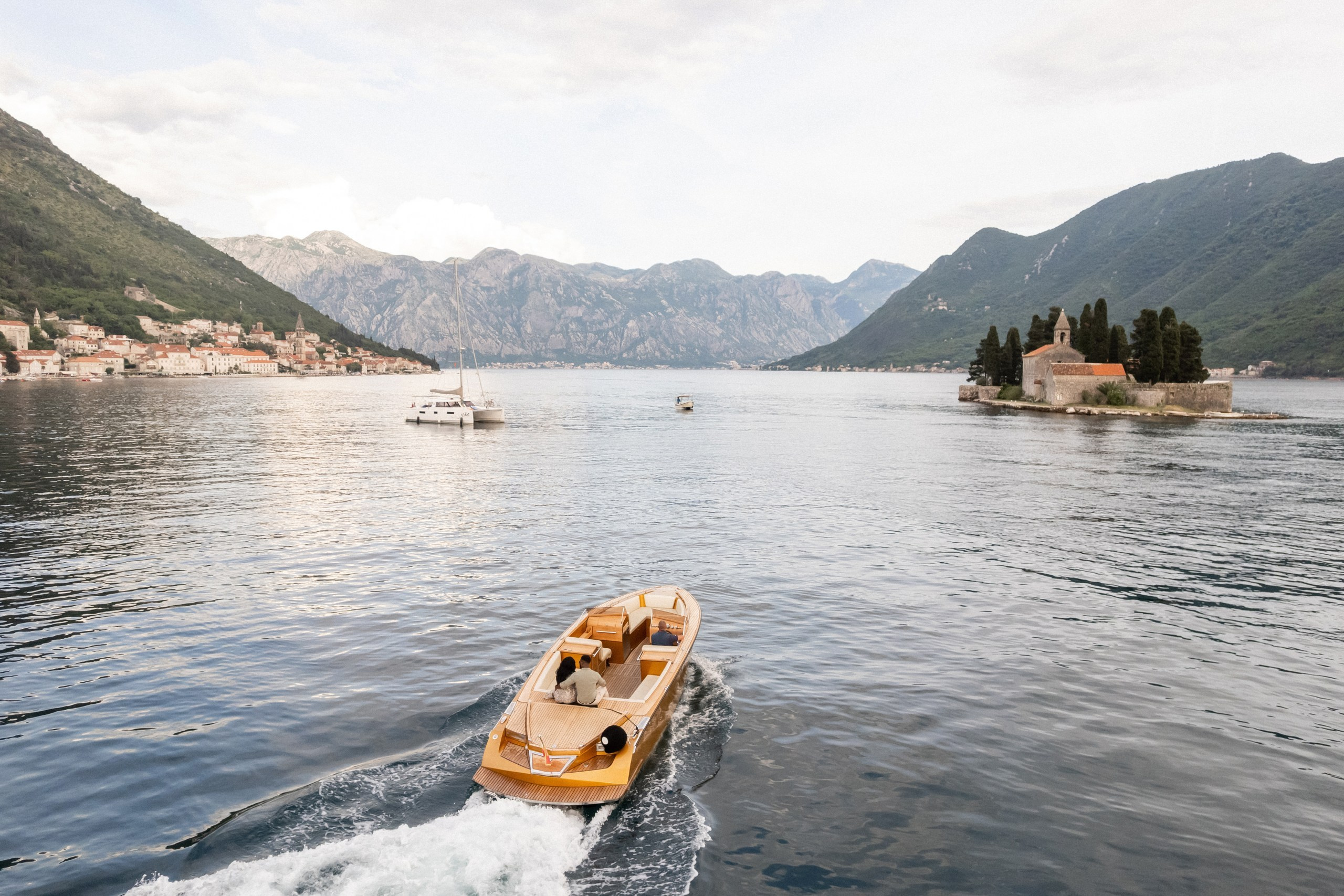 Love story in Perast with boat tour. Fotograf i snimatelj za venčanja u Crnoj Gori | Maria & Vasilii