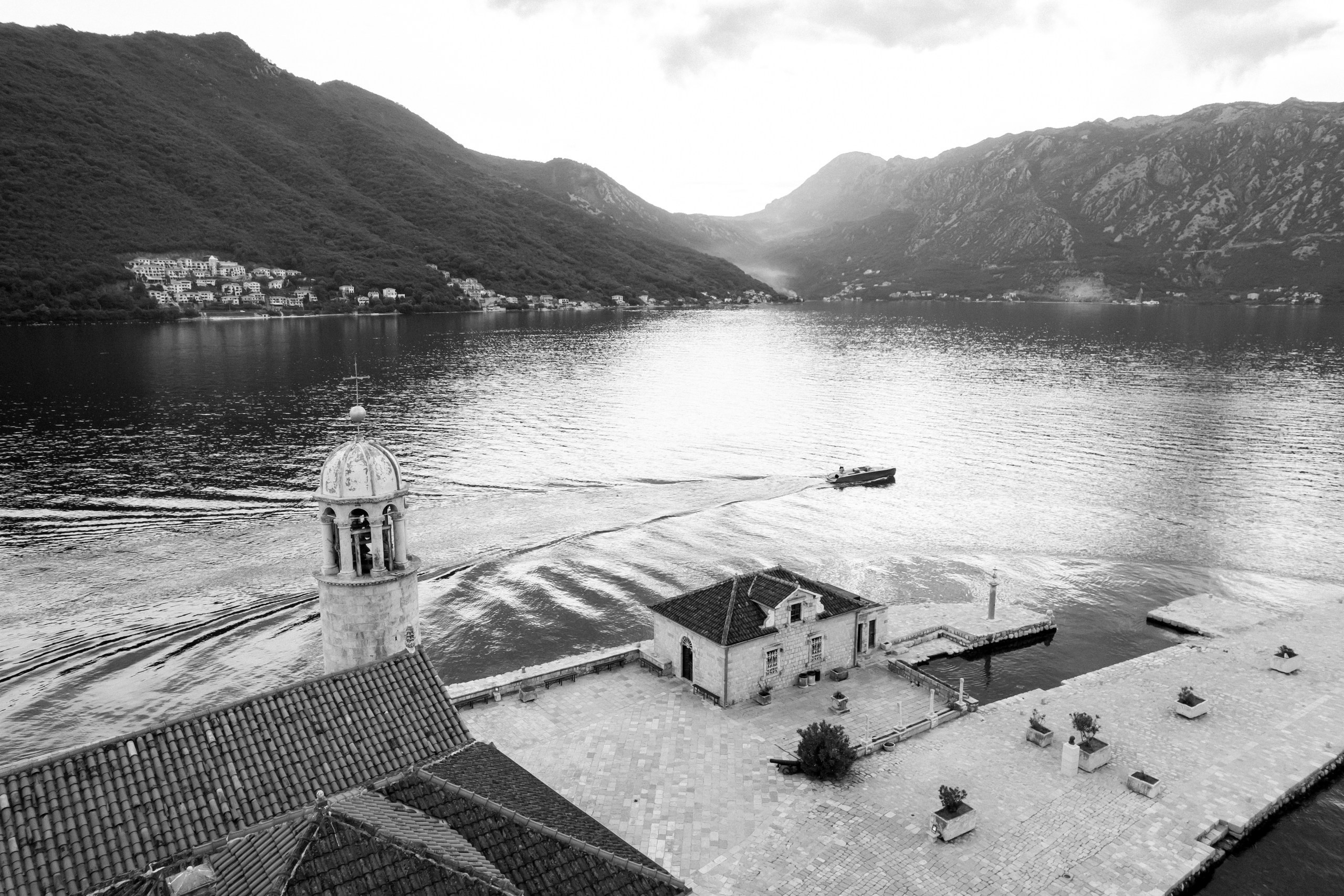 Love story in Perast with boat tour. Fotograf i snimatelj za venčanja u Crnoj Gori | Maria & Vasilii