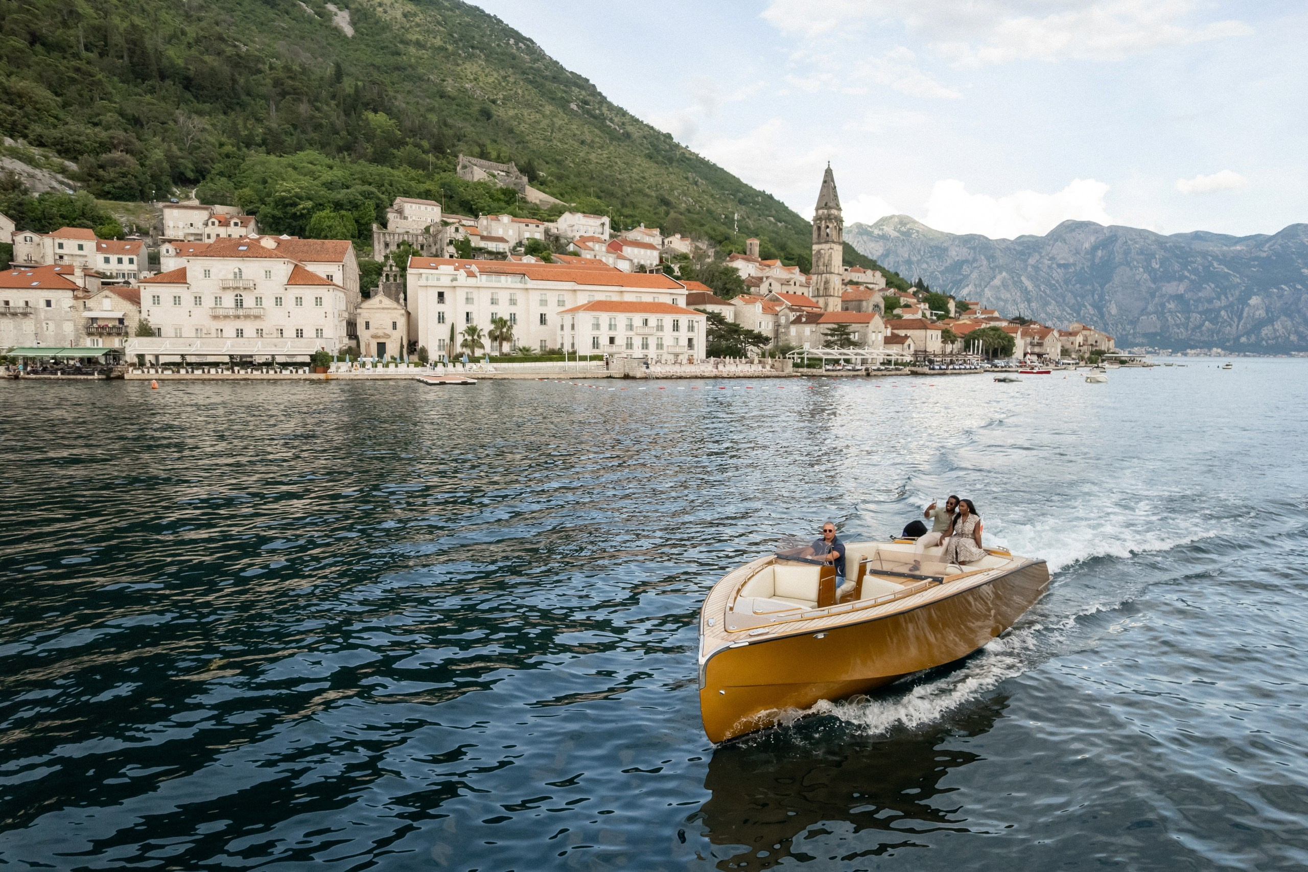 Love story in Perast with boat tour. Fotograf i snimatelj za venčanja u Crnoj Gori | Maria & Vasilii