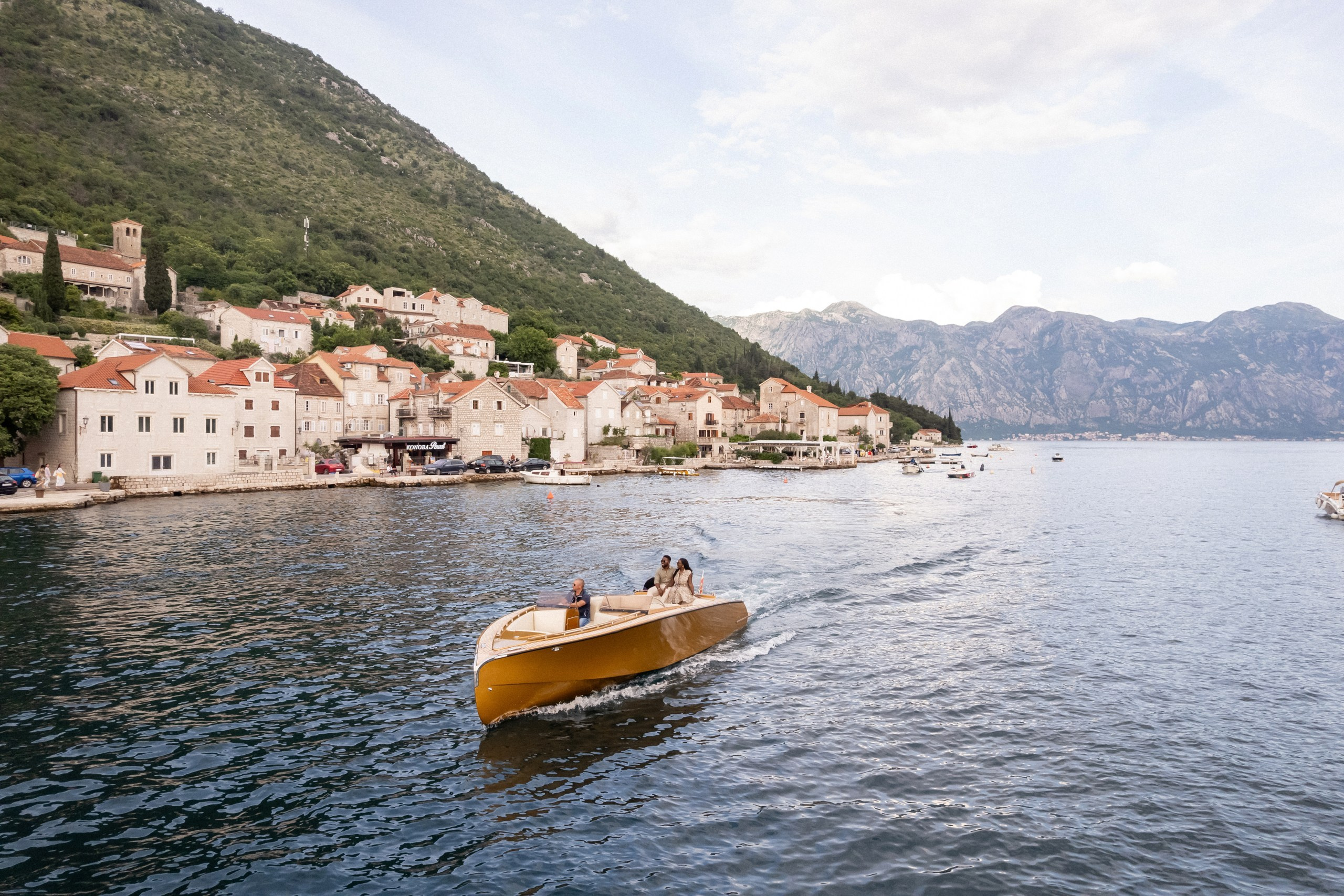 Love story in Perast with boat tour. Fotograf i snimatelj za venčanja u Crnoj Gori | Maria & Vasilii