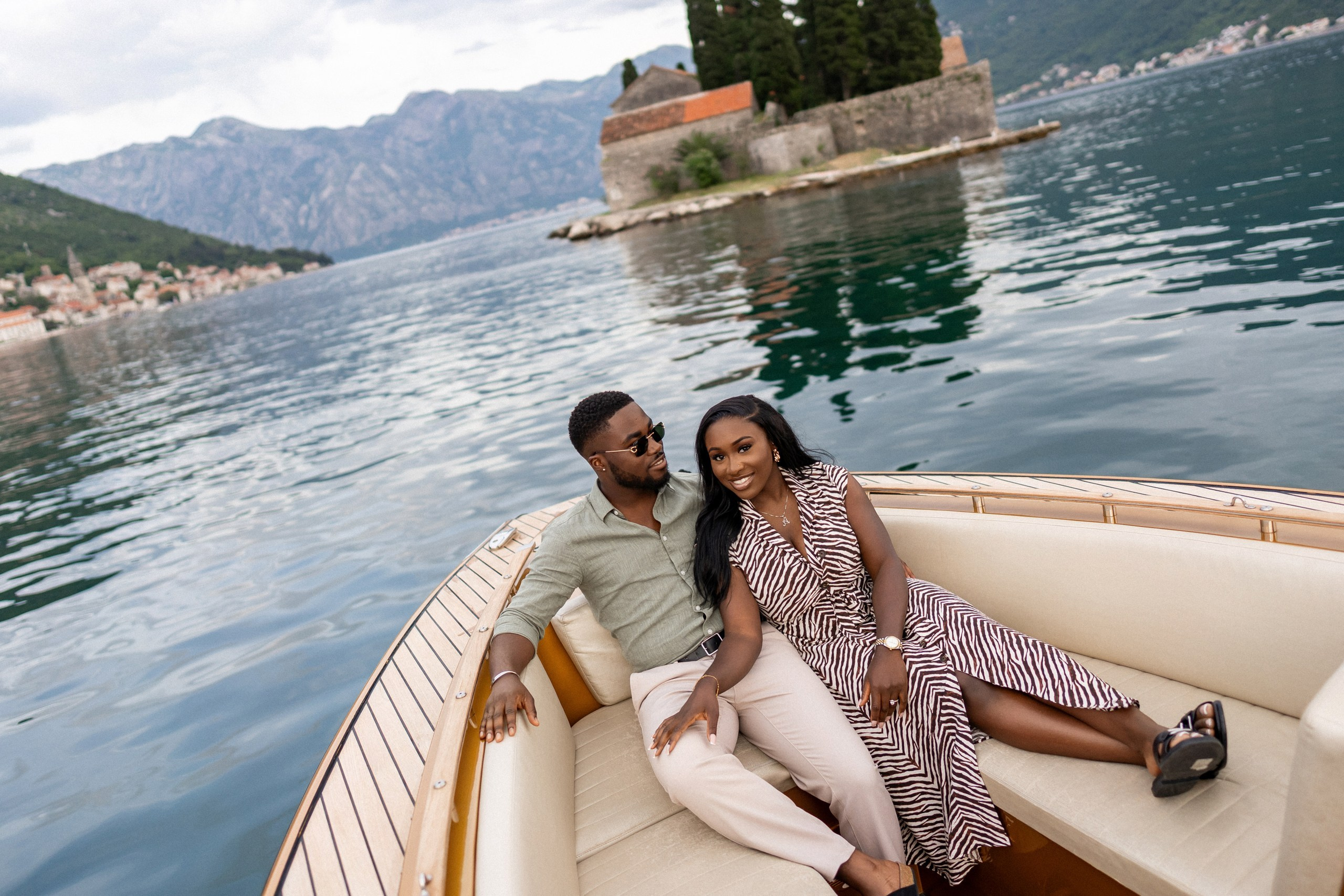 Love story in Perast with boat tour. Fotograf i snimatelj za venčanja u Crnoj Gori | Maria & Vasilii