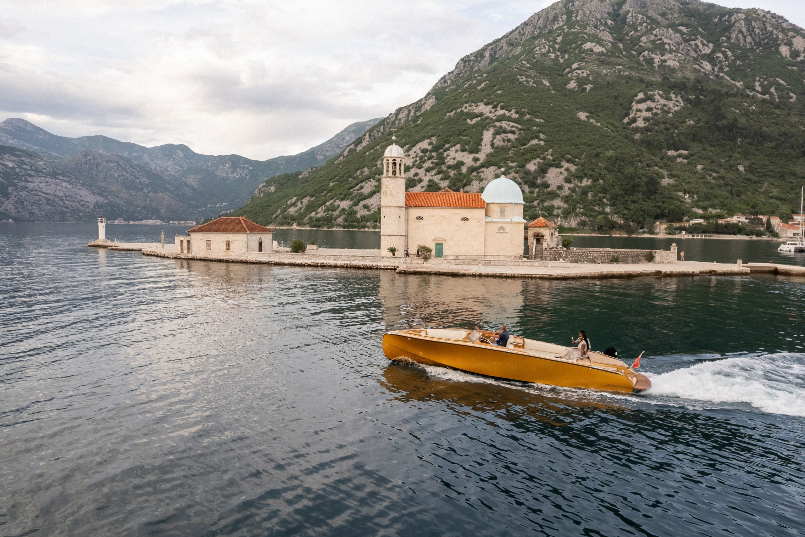 Love story in Perast with boat tour. Fotograf i snimatelj za venčanja u Crnoj Gori | Maria & Vasilii