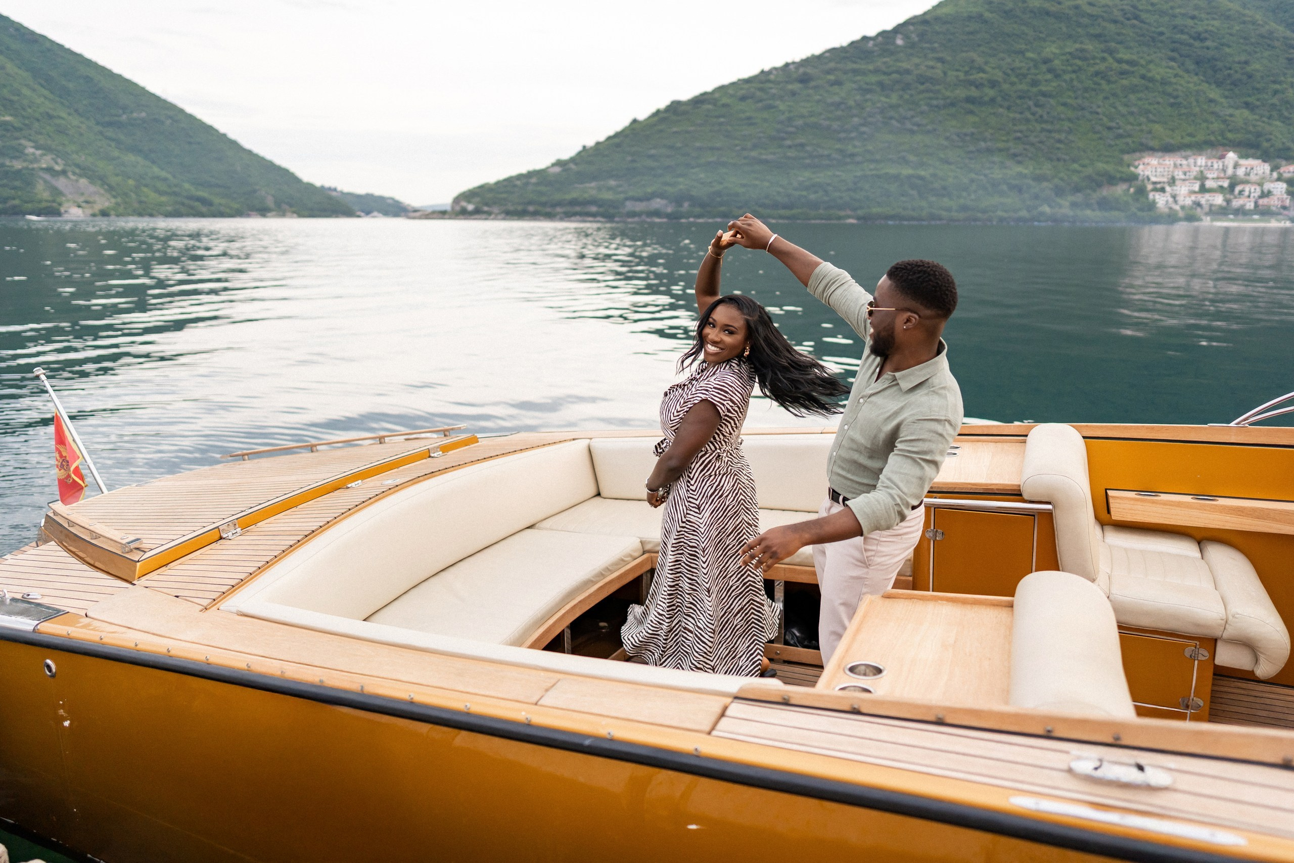 Love story in Perast with boat tour. Fotograf i snimatelj za venčanja u Crnoj Gori | Maria & Vasilii