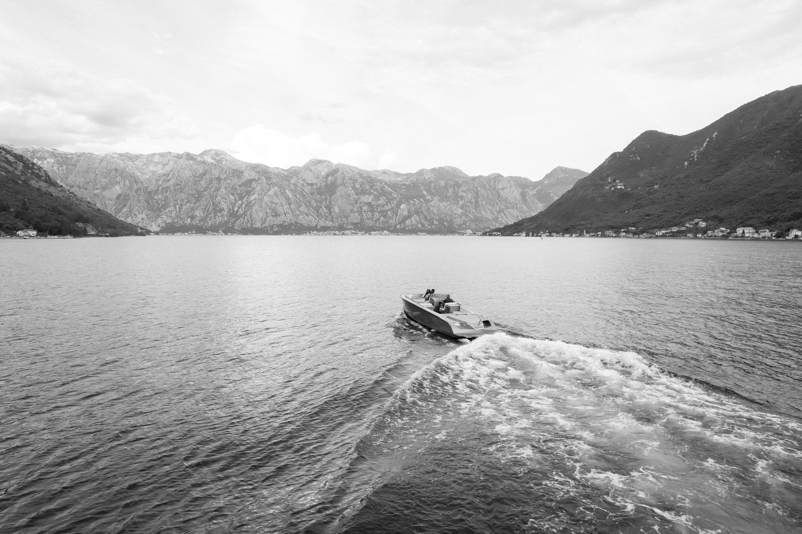 Love story in Perast with boat tour. Fotograf i snimatelj za venčanja u Crnoj Gori | Maria & Vasilii