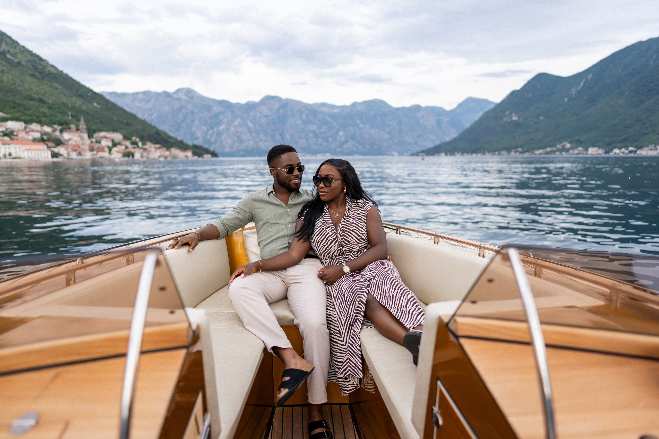Love story in Perast with boat tour. Fotograf i snimatelj za venčanja u Crnoj Gori | Maria & Vasilii