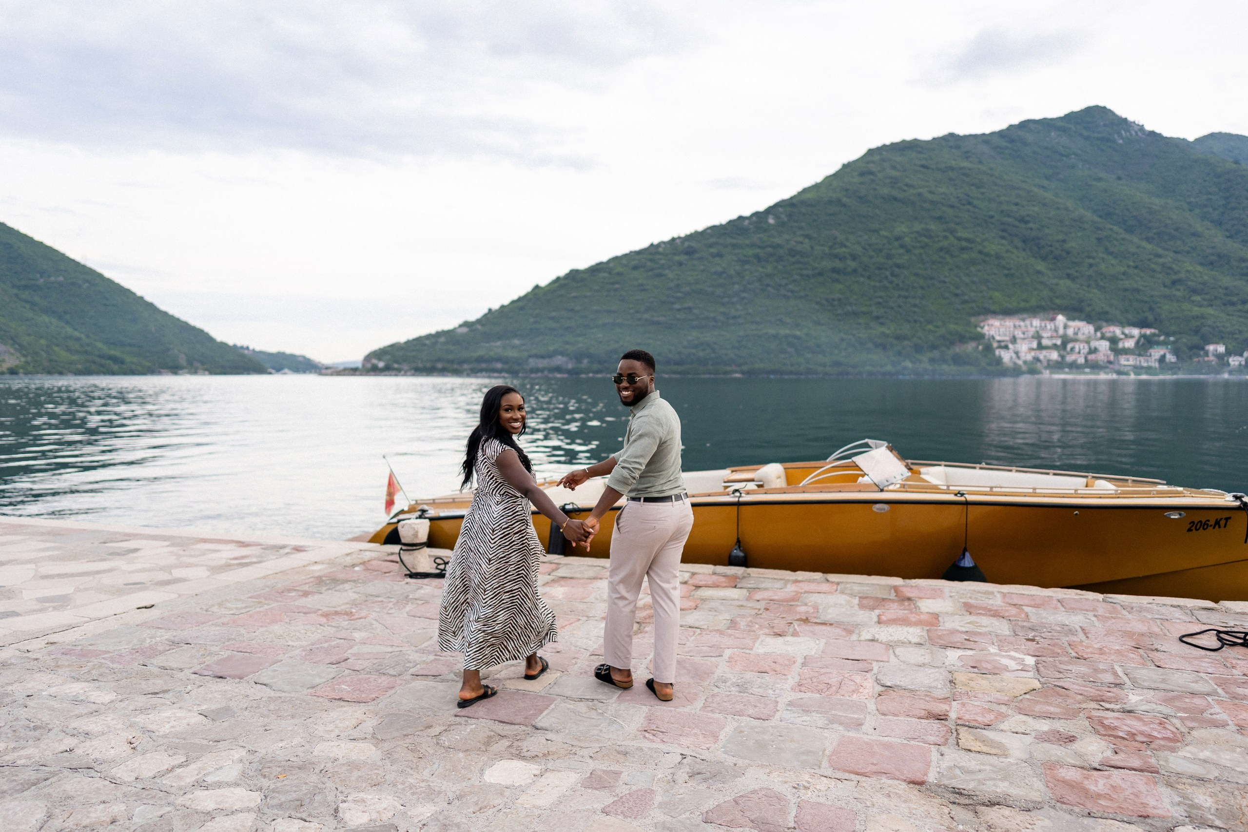Love story in Perast with boat tour. Fotograf i snimatelj za venčanja u Crnoj Gori | Maria & Vasilii