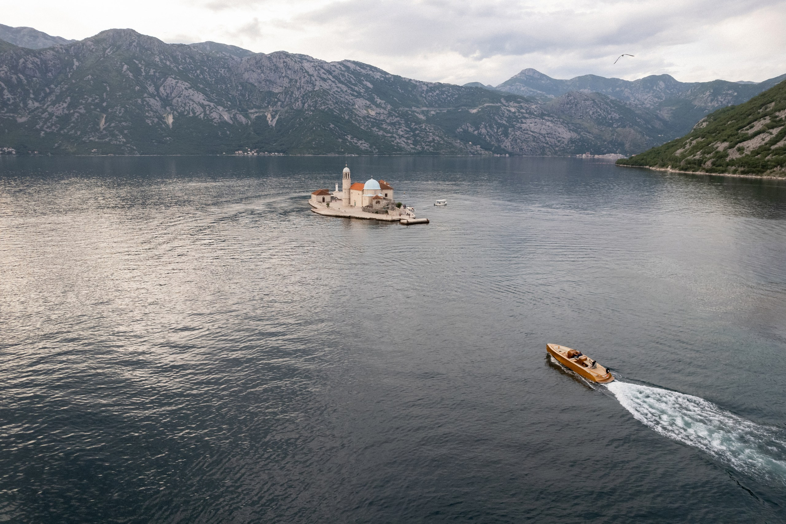 Love story in Perast with boat tour. Fotograf i snimatelj za venčanja u Crnoj Gori | Maria & Vasilii