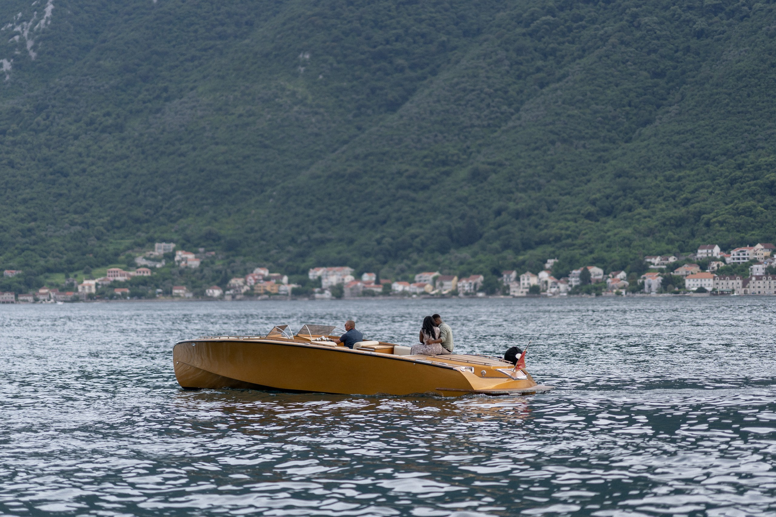 Love story in Perast with boat tour. Fotograf i snimatelj za venčanja u Crnoj Gori | Maria & Vasilii
