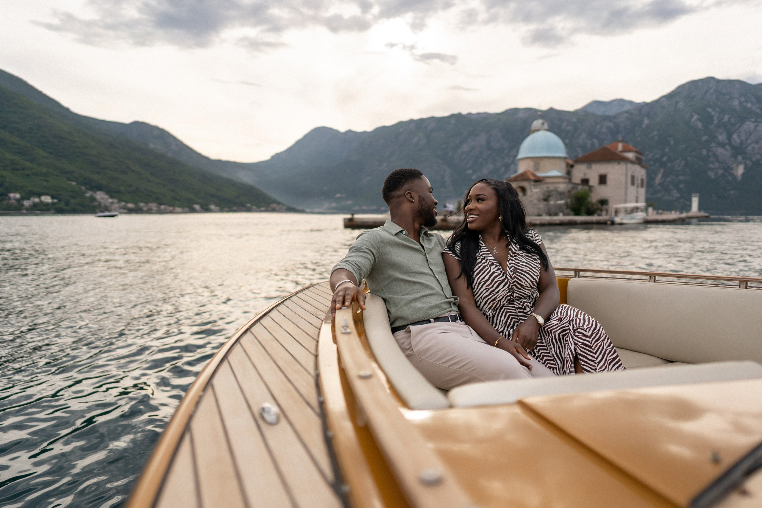 Love story in Perast with boat tour. Fotograf i snimatelj za venčanja u Crnoj Gori | Maria & Vasilii