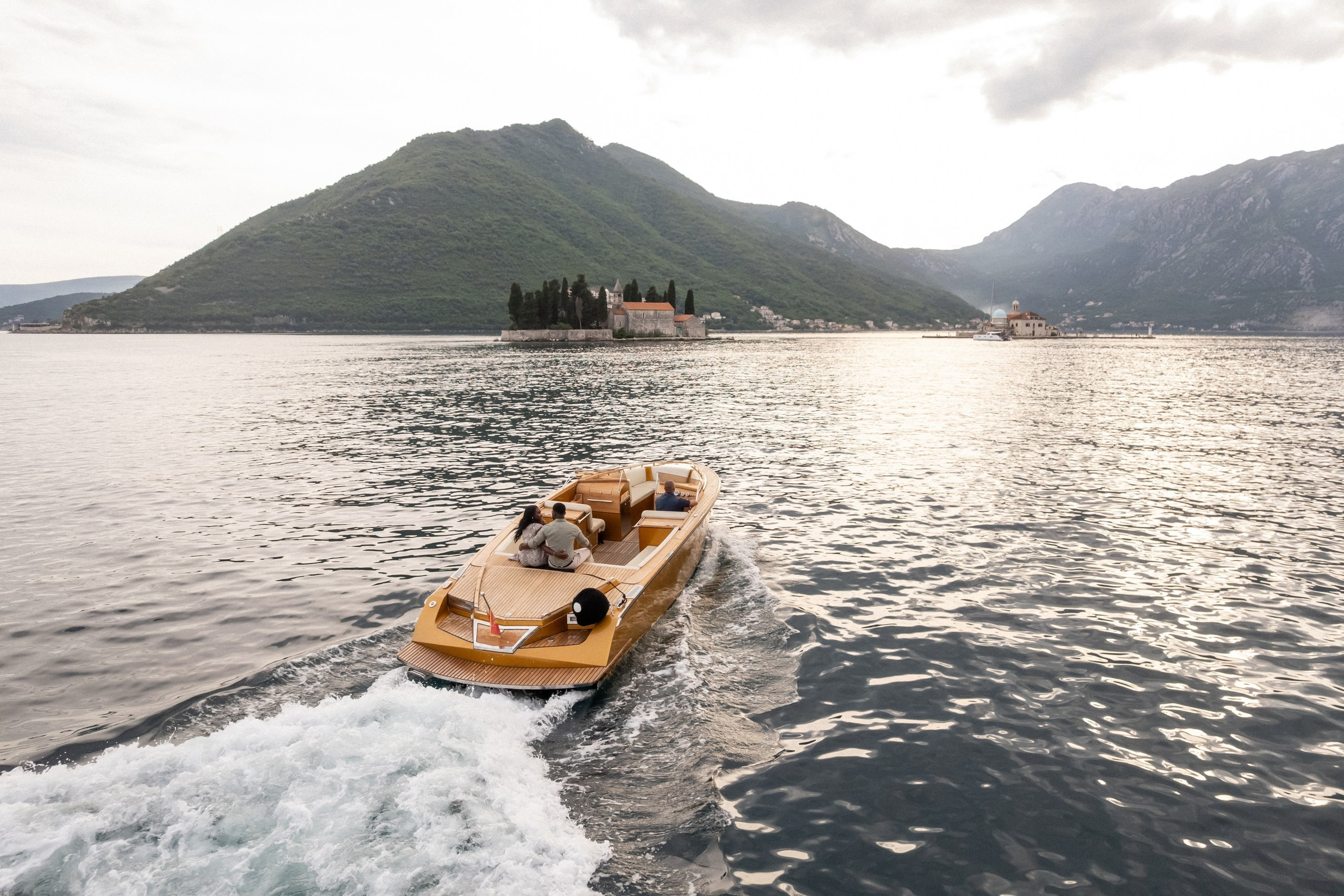 Love story in Perast with boat tour. Fotograf i snimatelj za venčanja u Crnoj Gori | Maria & Vasilii