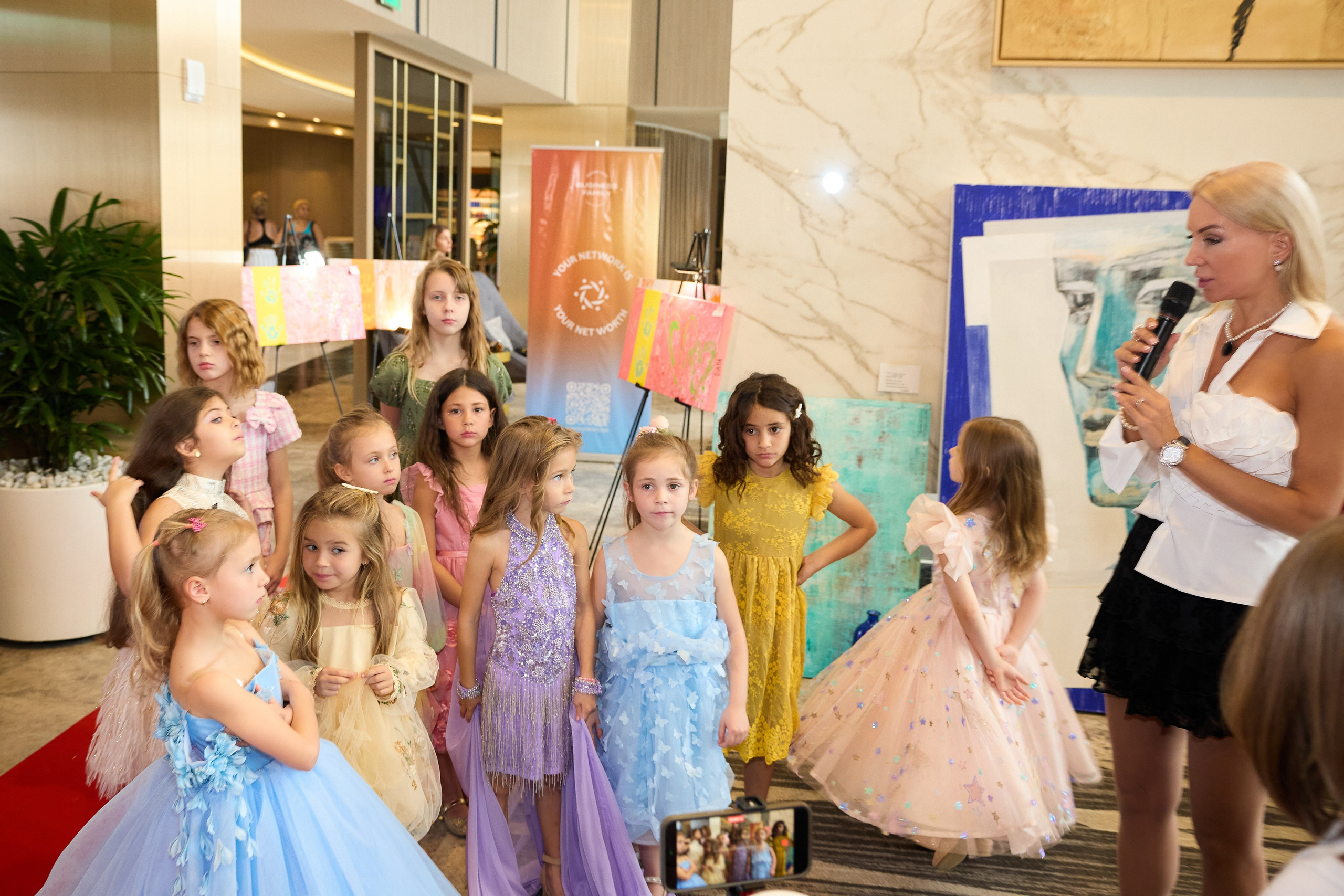 Авторская благотворительная художественная выставка Дианы Бортник. Фотограф Юлия Маковеева