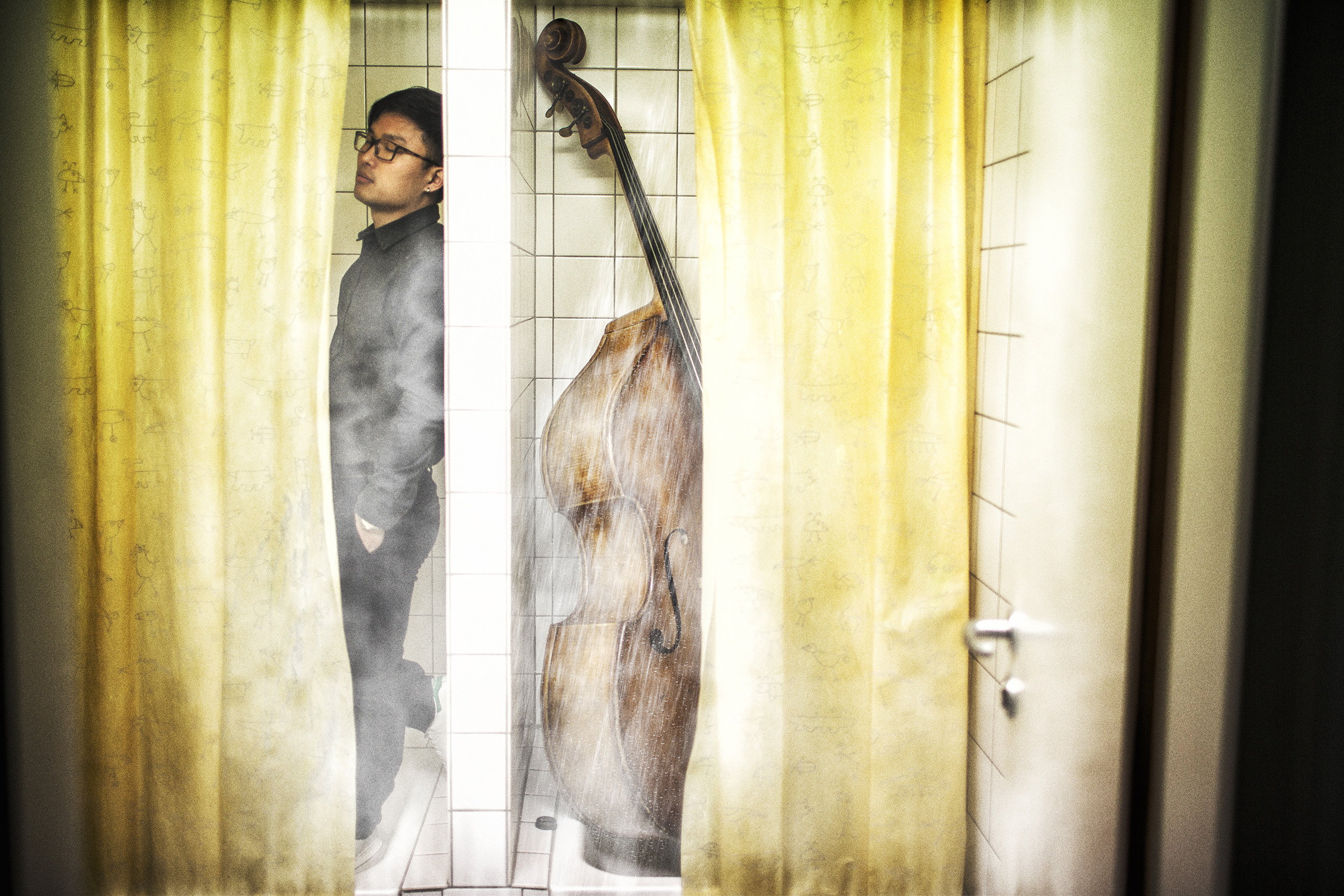 Контрабасист с контрабасом в душе 