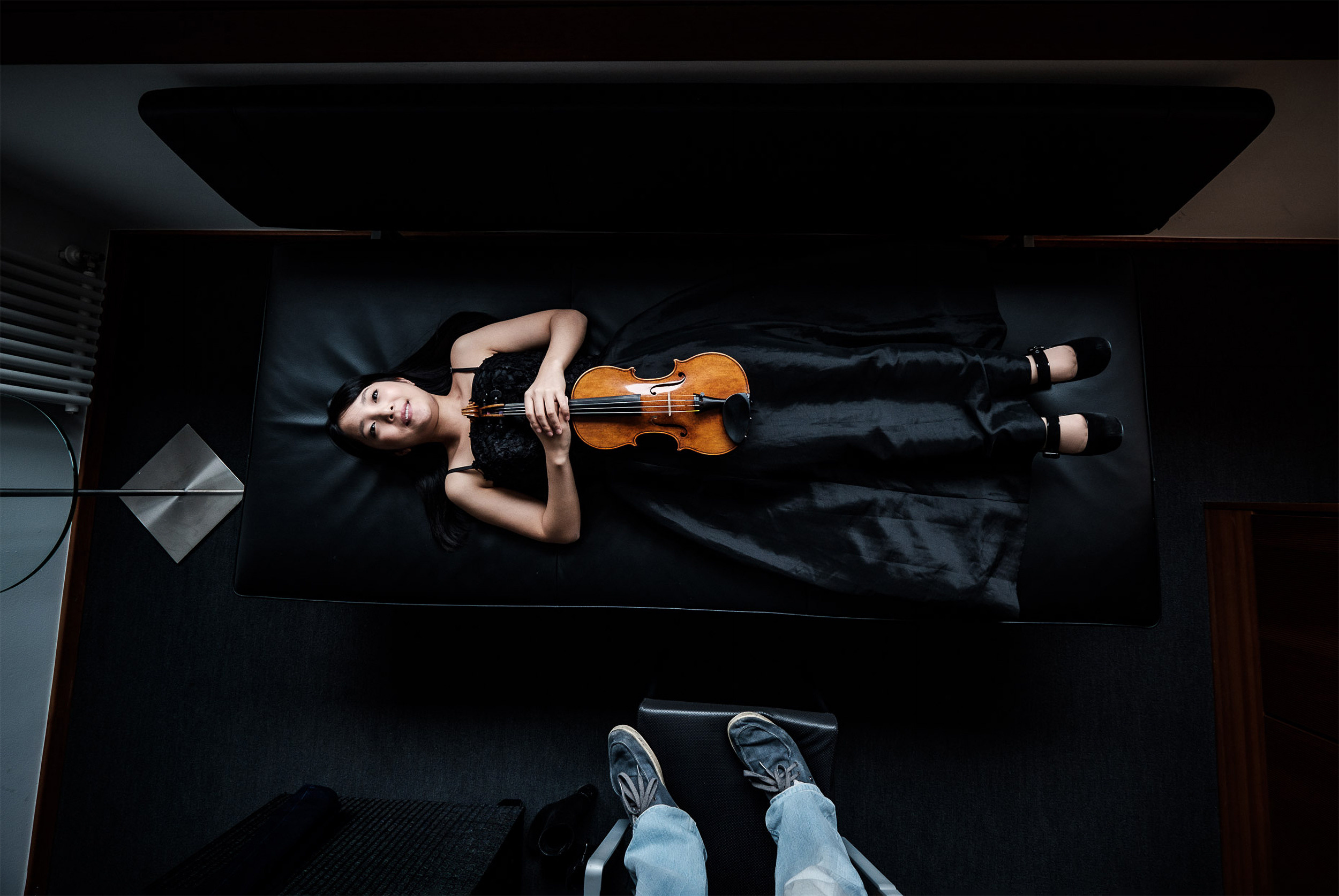 Violin player girl on the sofa 