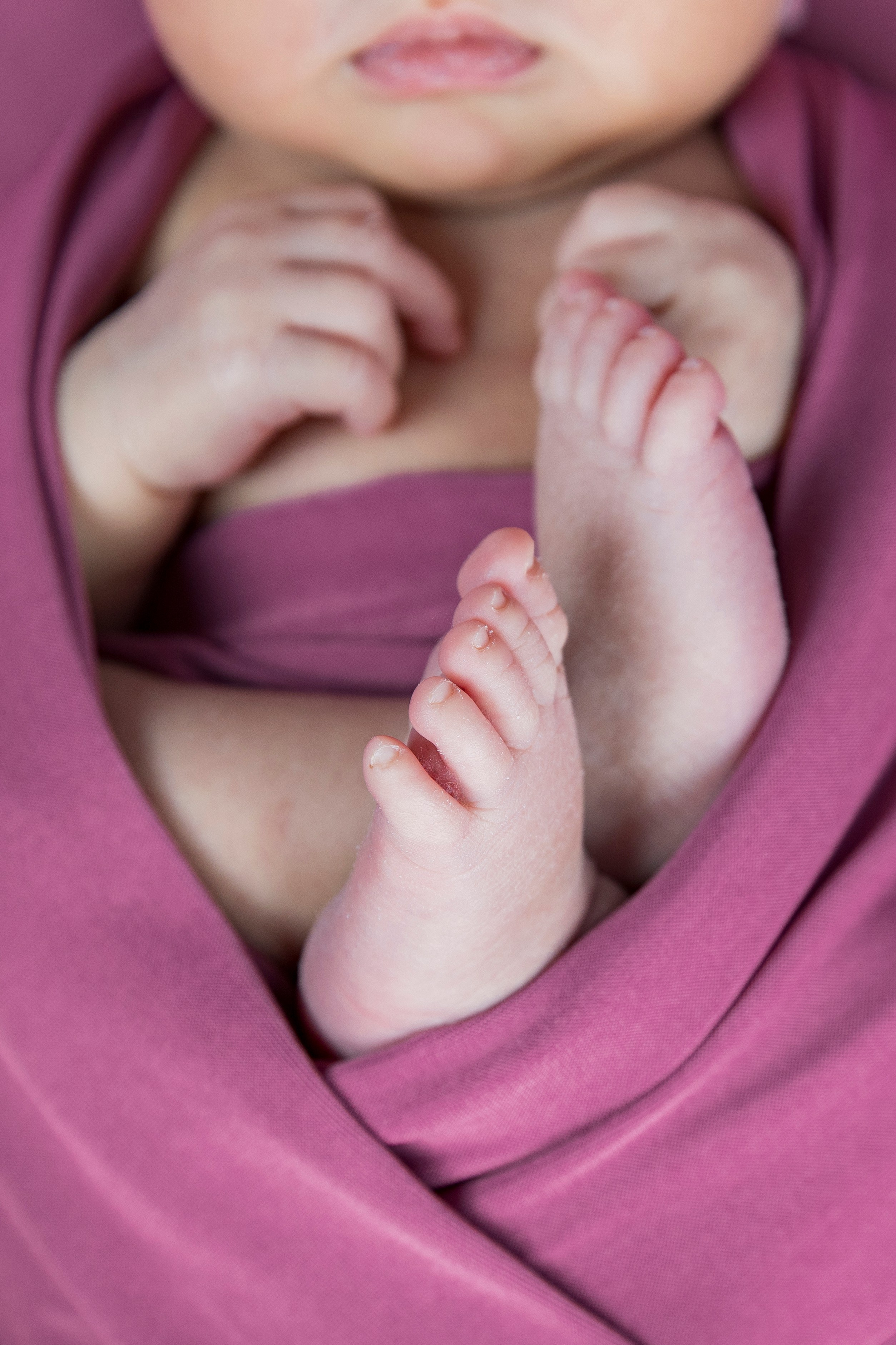 Macro fotografía de los pies de un bebé recién nacido, detalles de fotografía newborn artística en Rainbox Estudio.