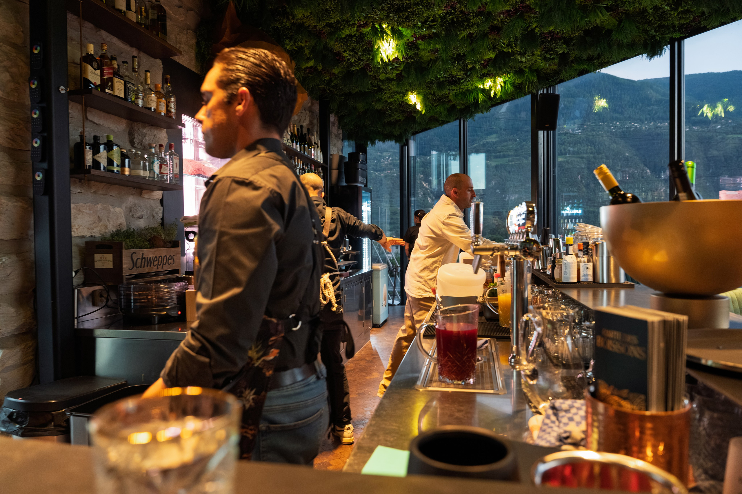 Ouverture du restaurant-club « Instinct  Amazonia » Sion. Photographe Suisse Tatiana Lyzhina