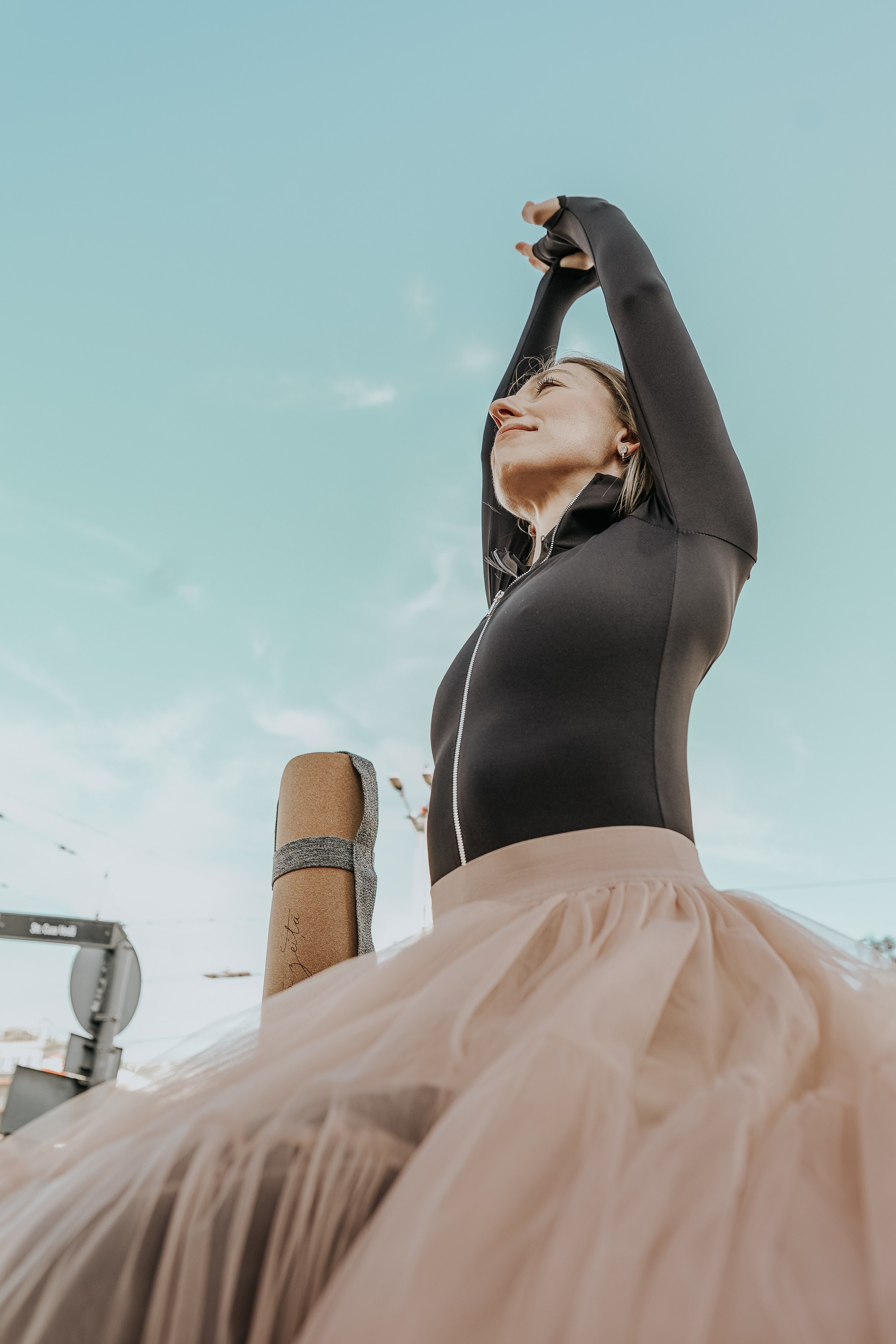 Sunt o Zeita — yoga on street. MARINABUGS