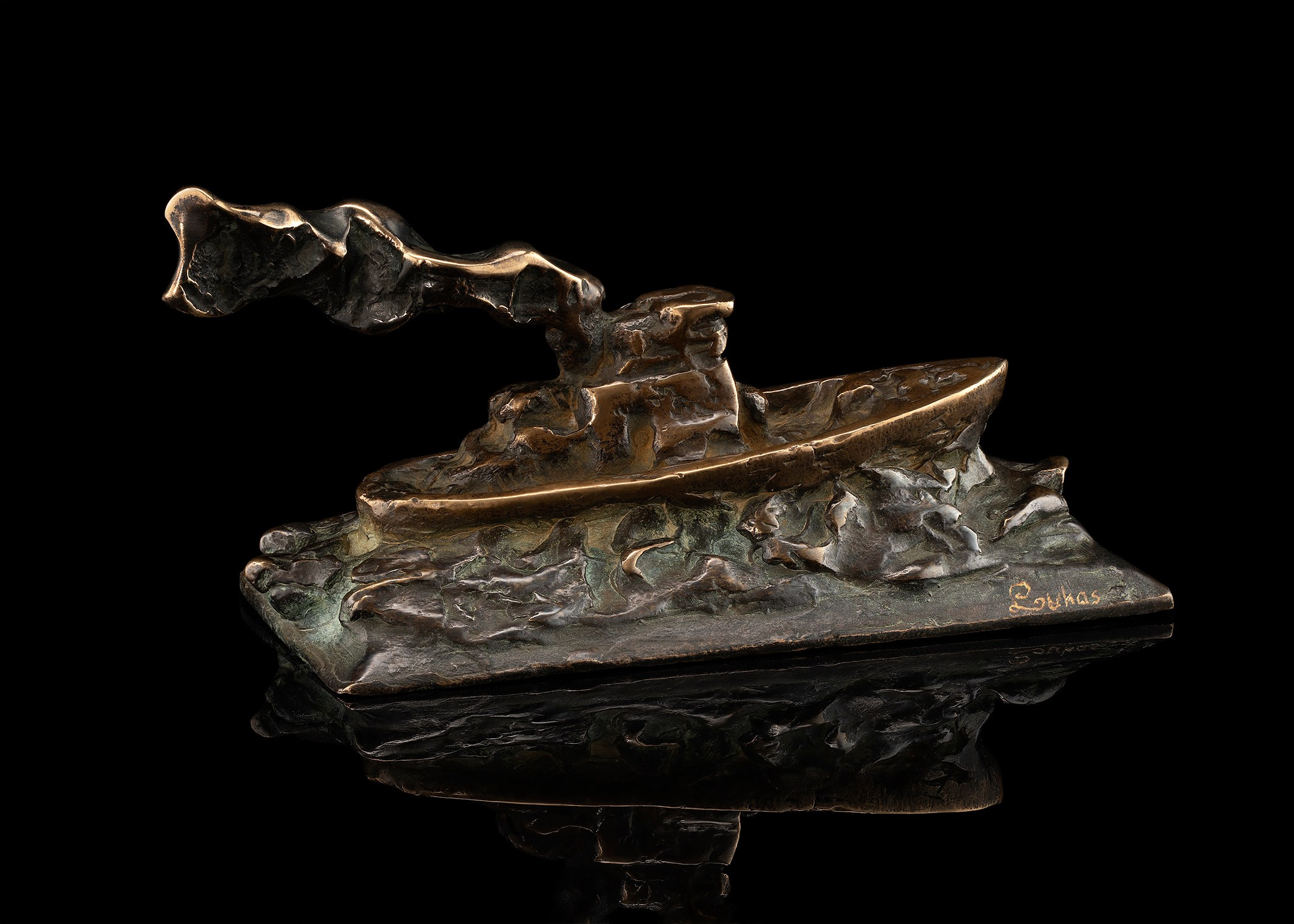 Photographer Roman Djuzev - Copper sculpture by Lukas Teguara in close-up on a dark background.