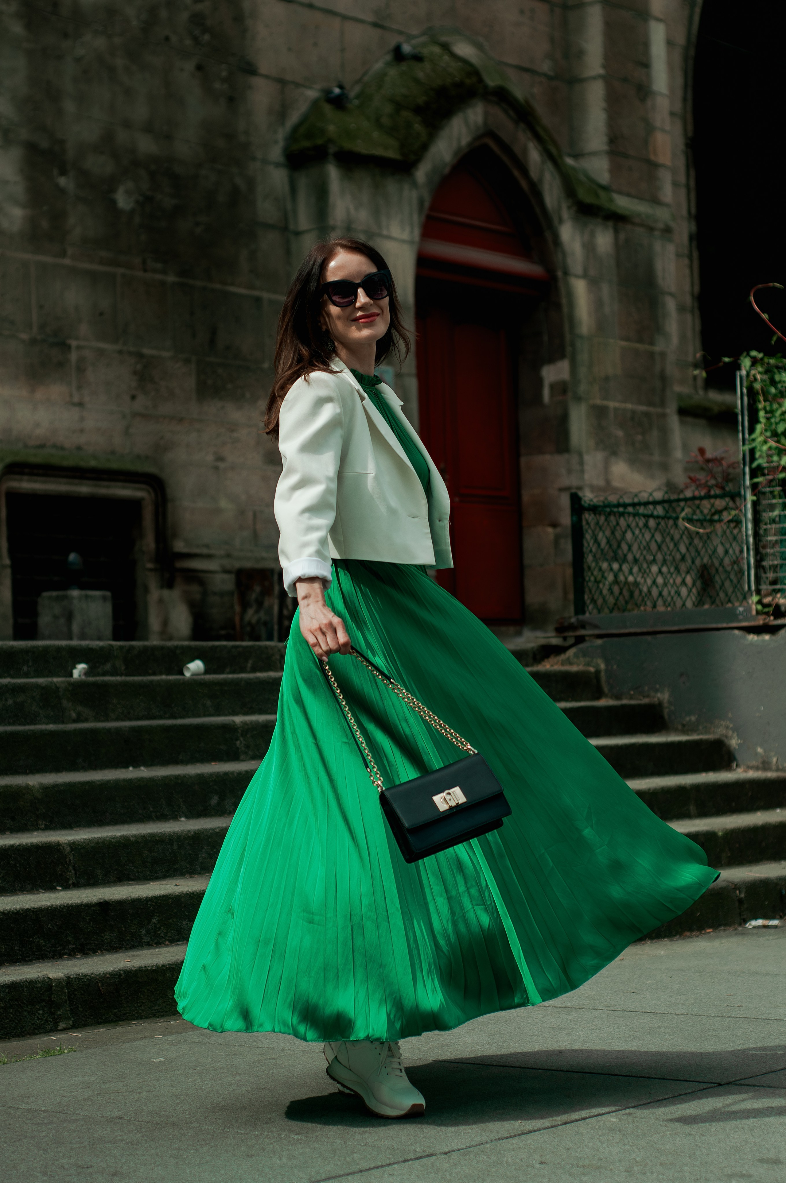 Couple photoshoot in blooming Marais. Paris photographer — Polina Osipova