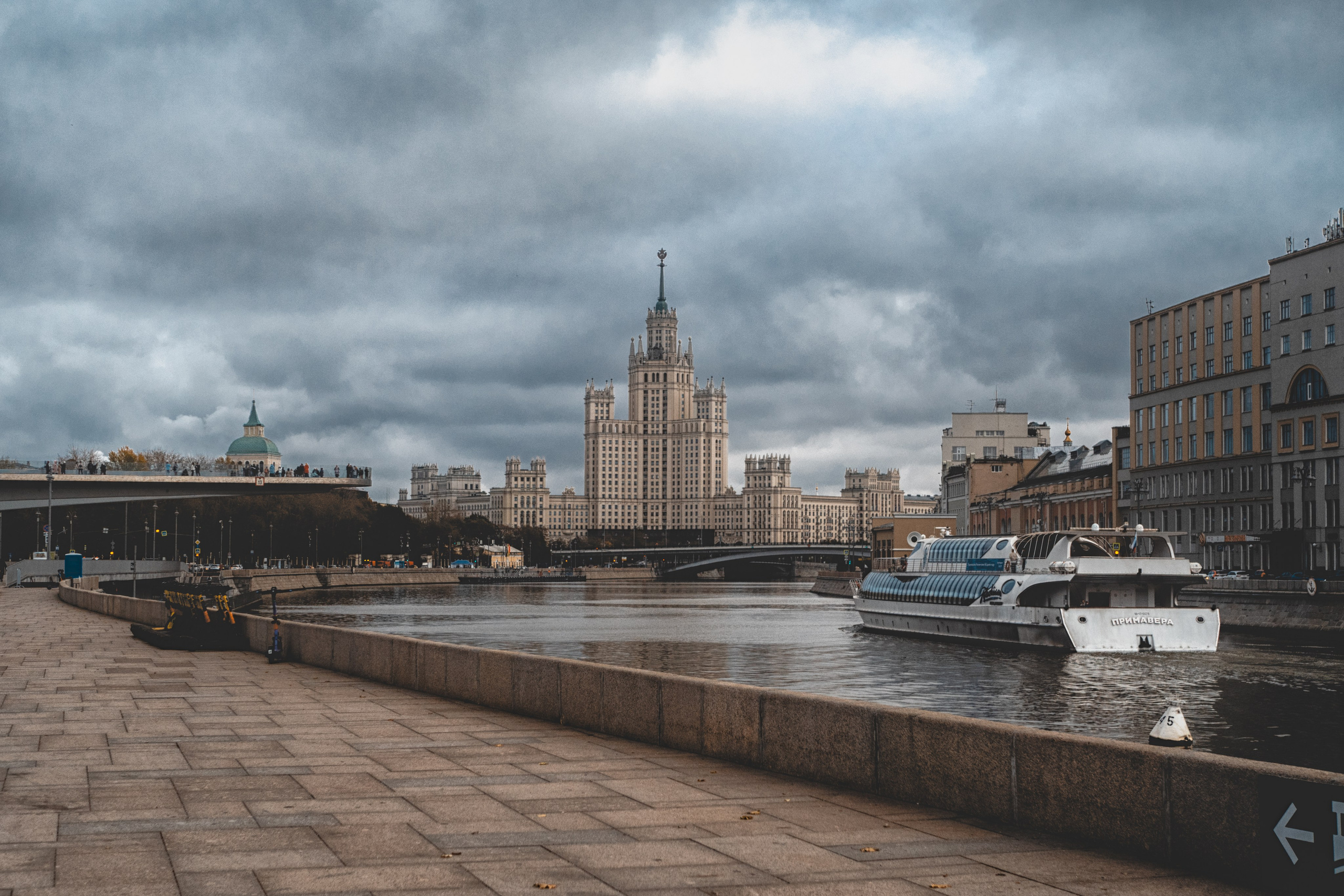 Moscou, une promenade vers Parc « Zaryadye » longeant Moskva-Reka. Photographe sur Cote d’Azur. Portraits de familles, couples, enfants, événements