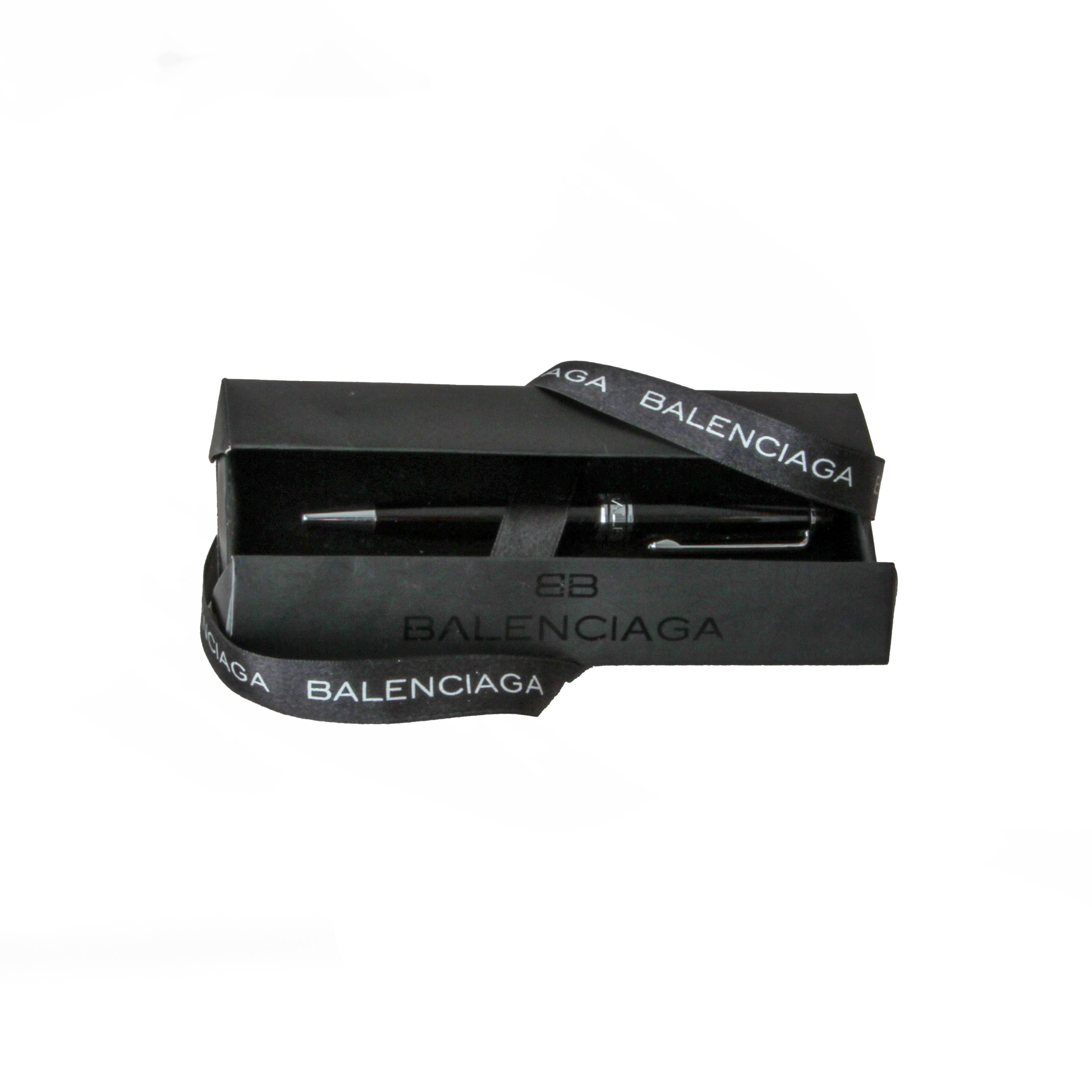 Balenciaga. Современнные и актикварные украшения в Барселоне, Москве и Санкт-Петербурге