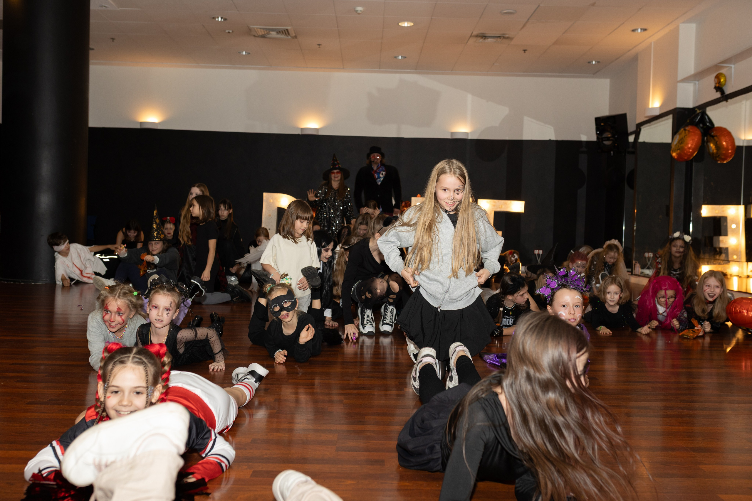 Leo dance studio Helloween 2025. Семейный и детский фотограф в Варшаве Мила Бобровская