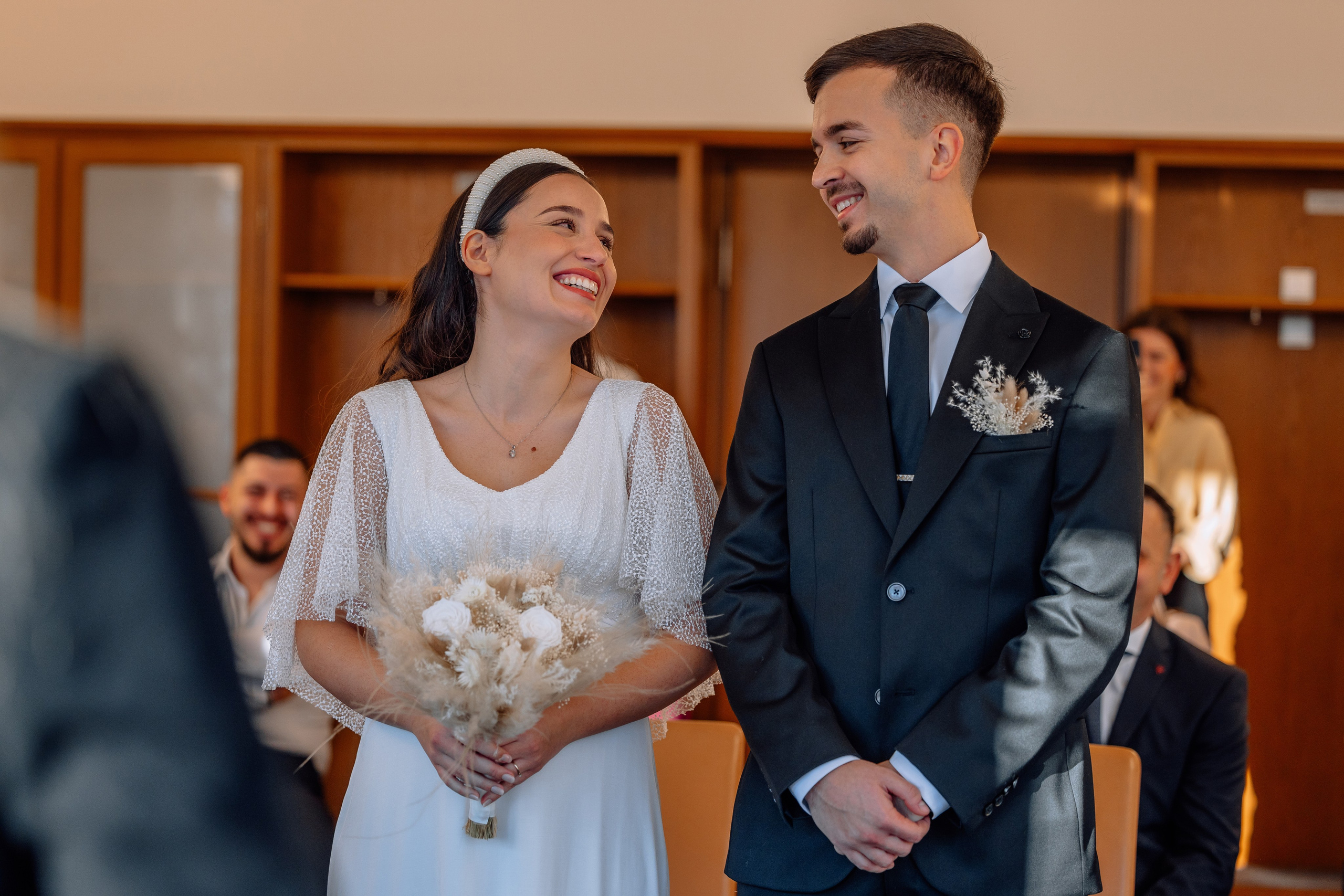 Braut lächelt Bräutigam zu – emotionale Momente Mandlstraße 14