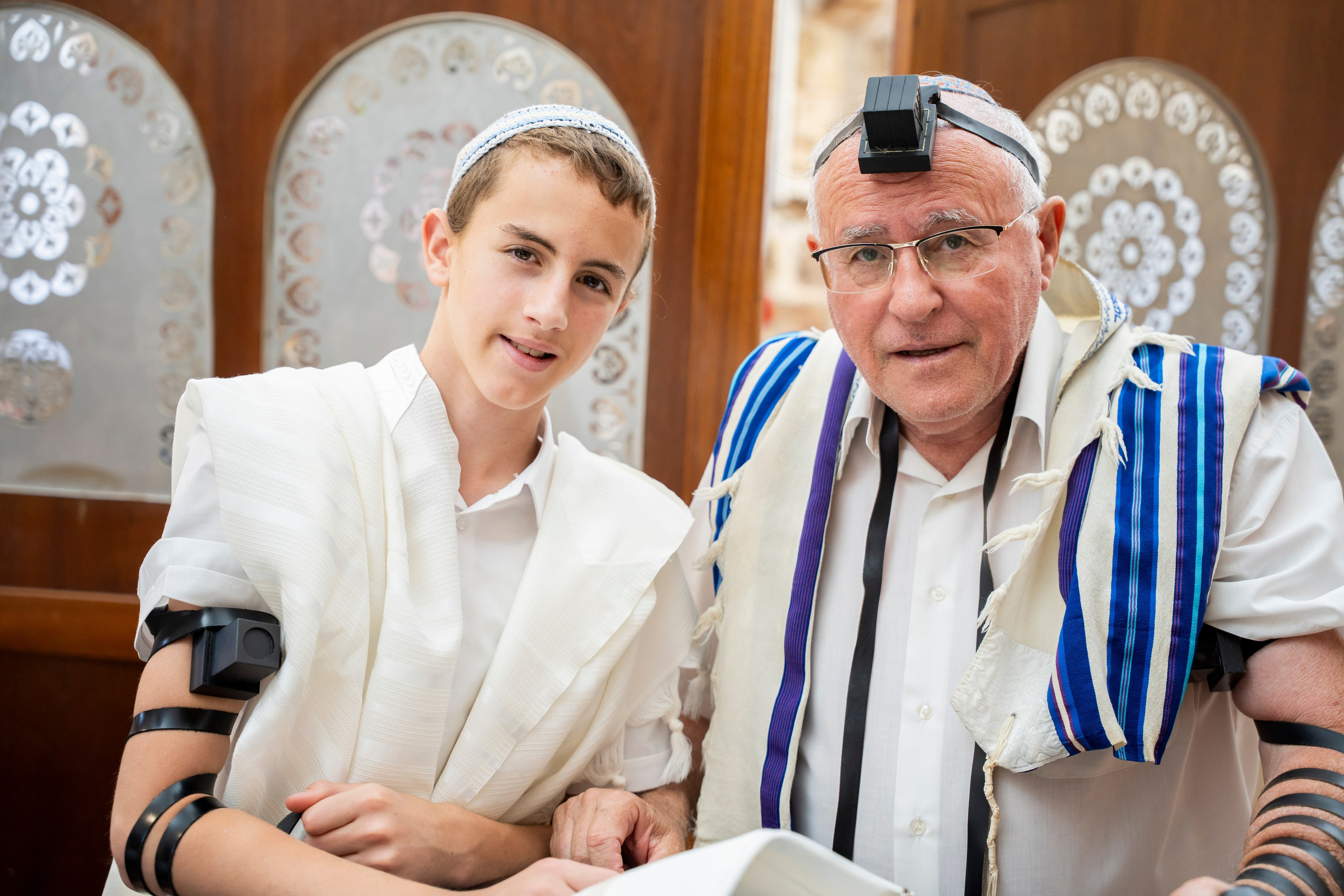 הנחת התפילין רפאל לוי. יוסף מזרחי צילום חתונה, ברית וזוגיות. צלם מקצועי שאוהב להוציא אתכם הכי יפים ברגעים הכי מרגשים