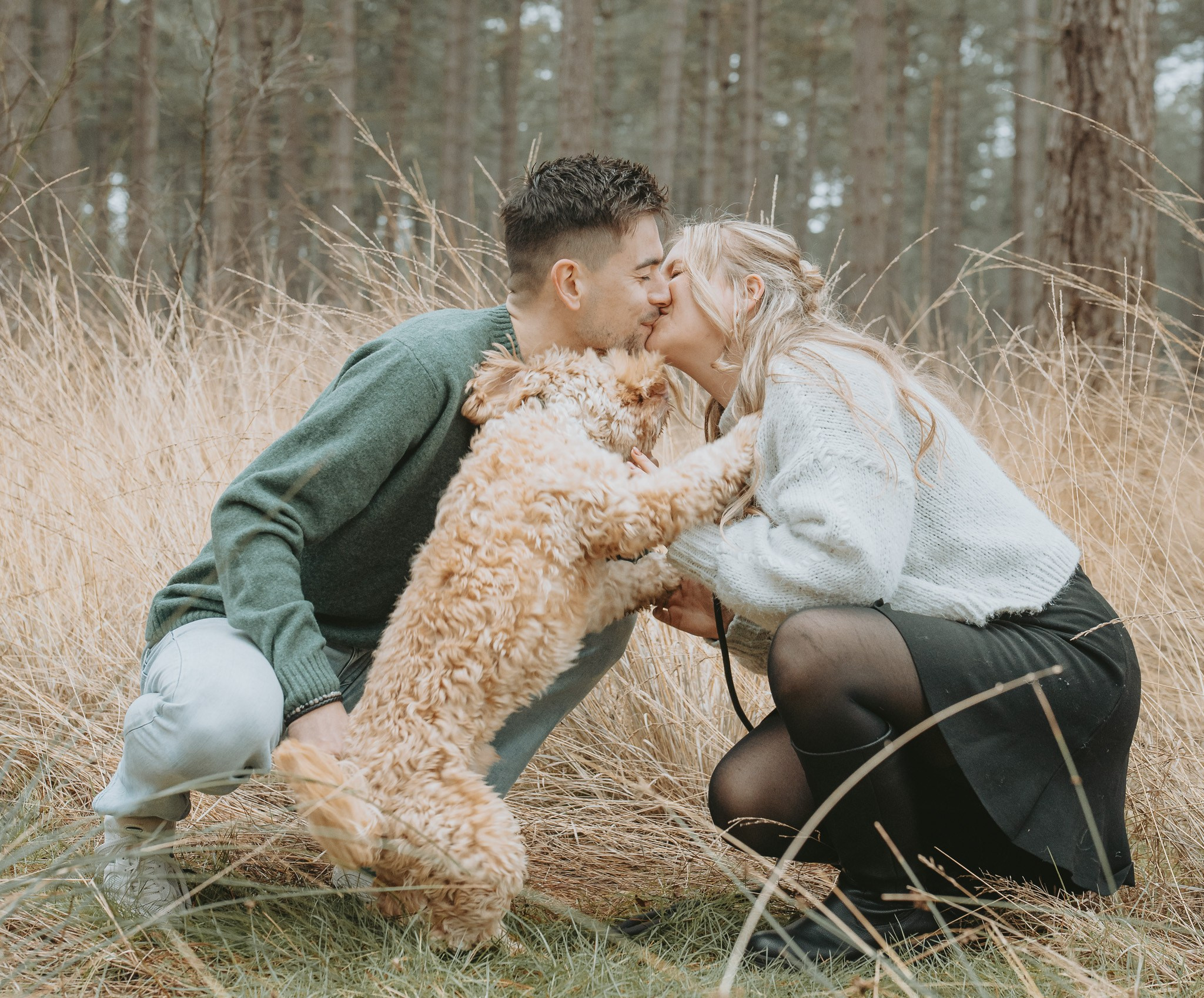 Romantische wandeling met koppel en hond in natuur - Kapture Fotografie