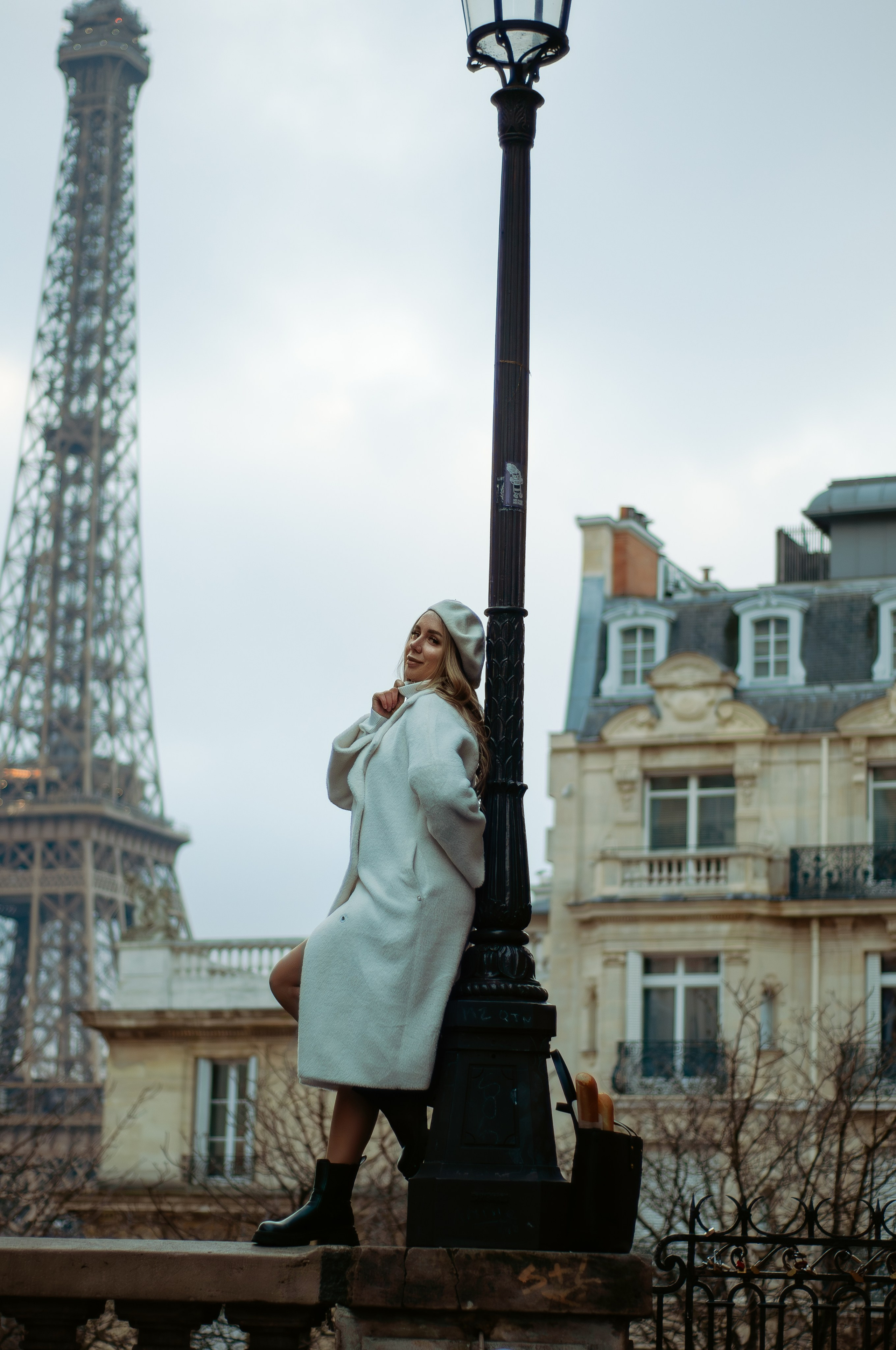 Winter Eiffel Tower photoshoot. Paris photographer — Polina Osipova
