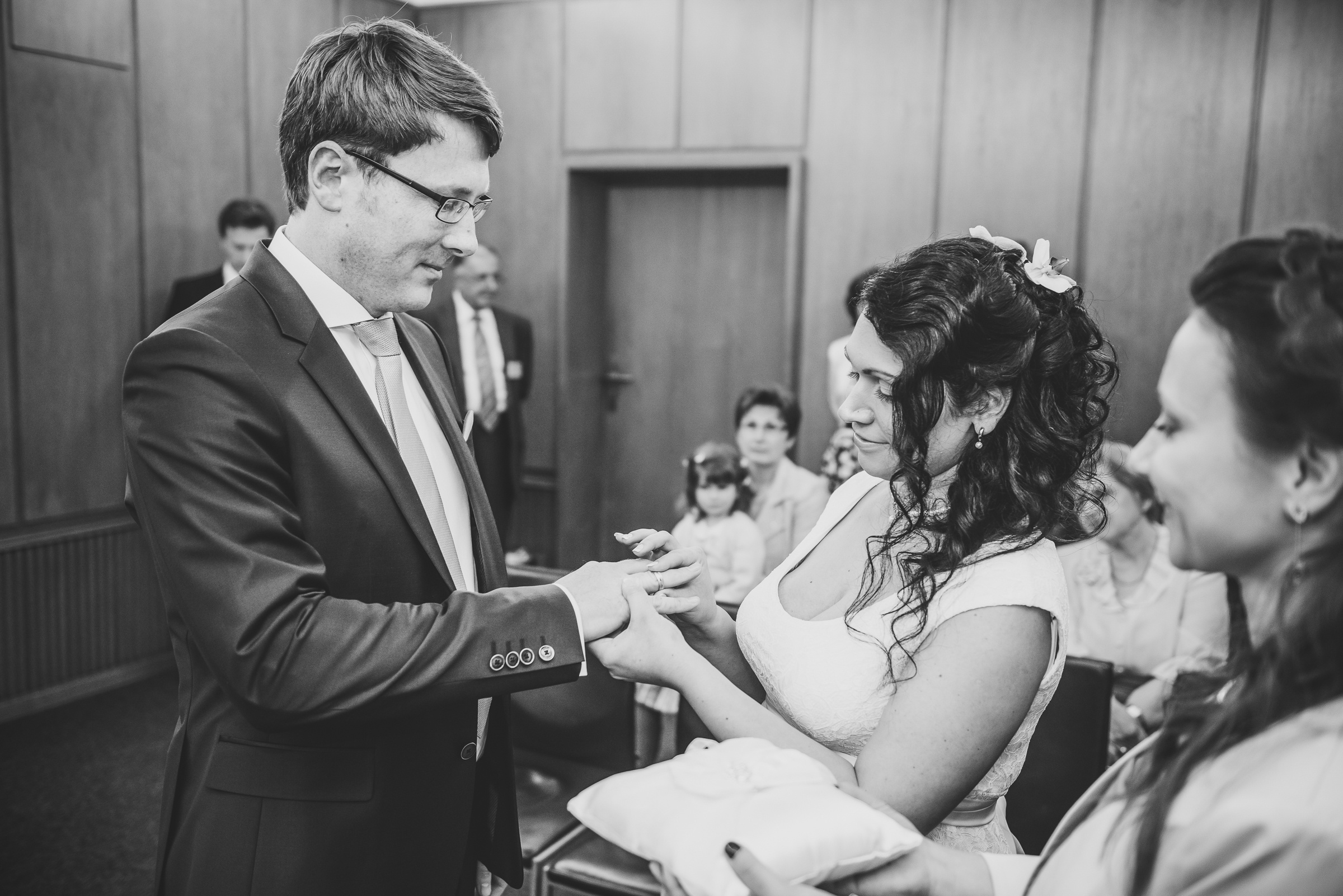 Hochzeit im Standesamt Mandlstraße und Restaurant am Chinesischen Turm. Hochzeitsfotograf München - Olga Boyko Hochzeitsreportage