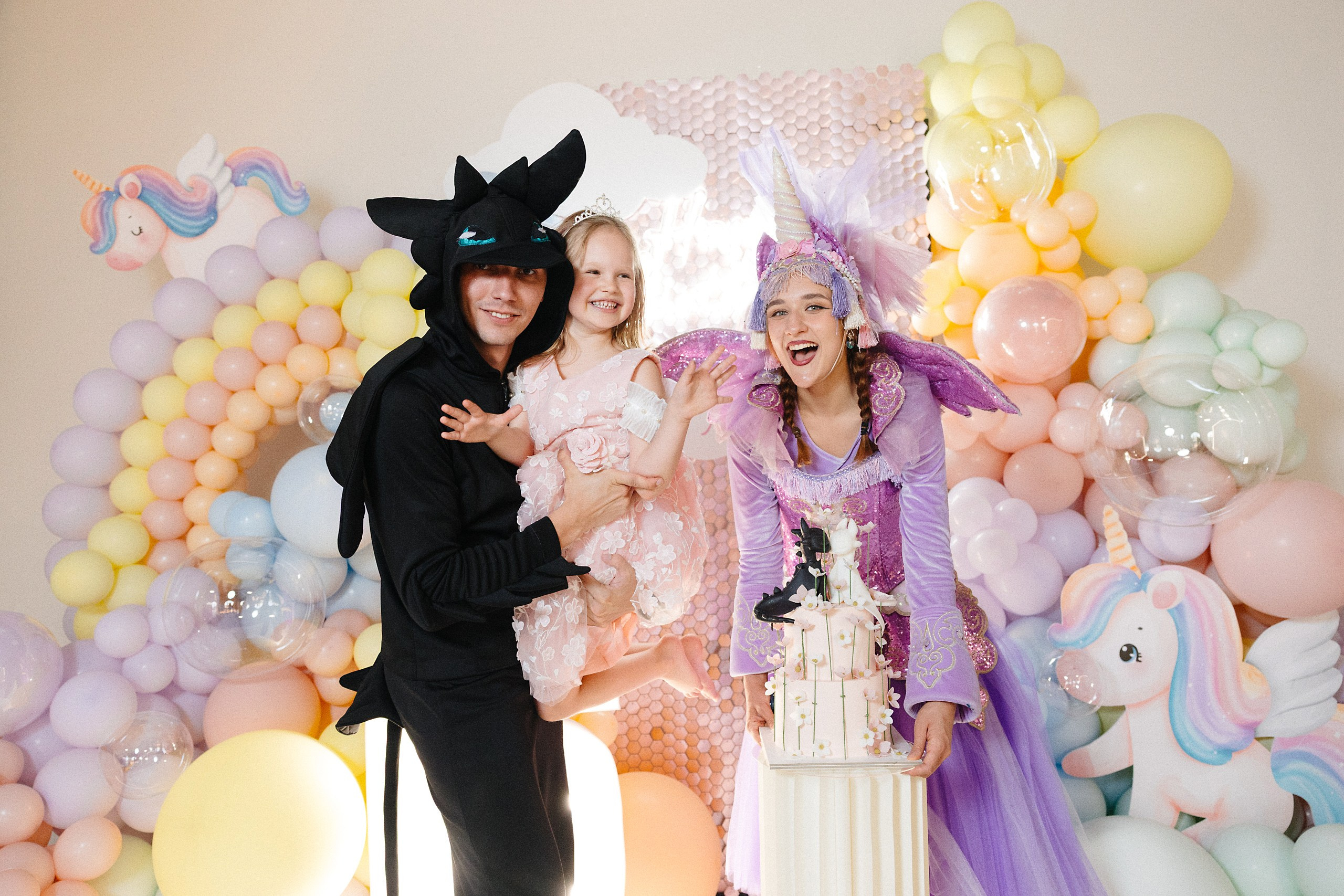 Фотосъёмка детского дня рождения 6 лет — Беззубик, Единорог и волшебная комната с Лабубу. Евгений Тимофеев | Свадебный и контент-фотограф и видеограф в Риге