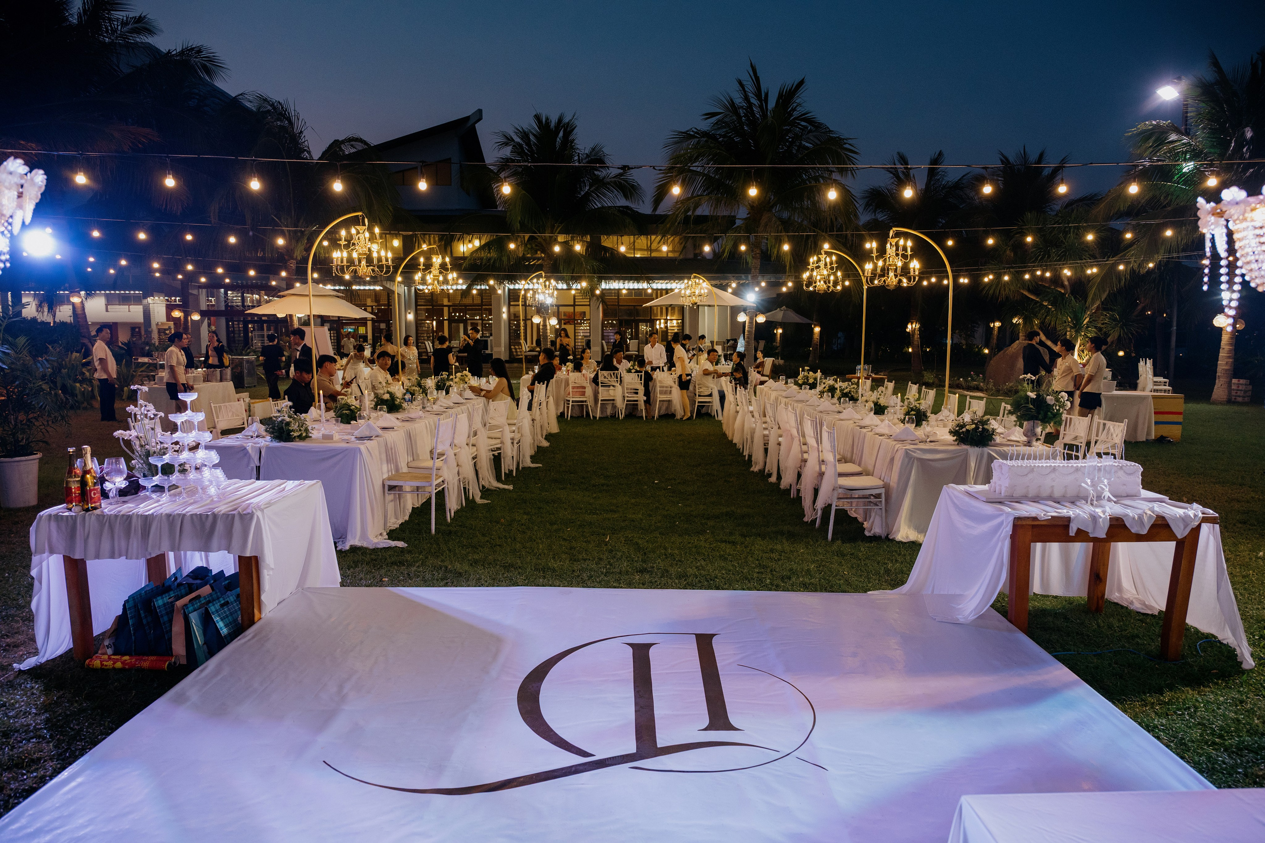 DIEU & THINH/Destination Wedding. Nhiếp ảnh gia đám cưới hàng đầu tại Thành Phố Hồ Chí Minh