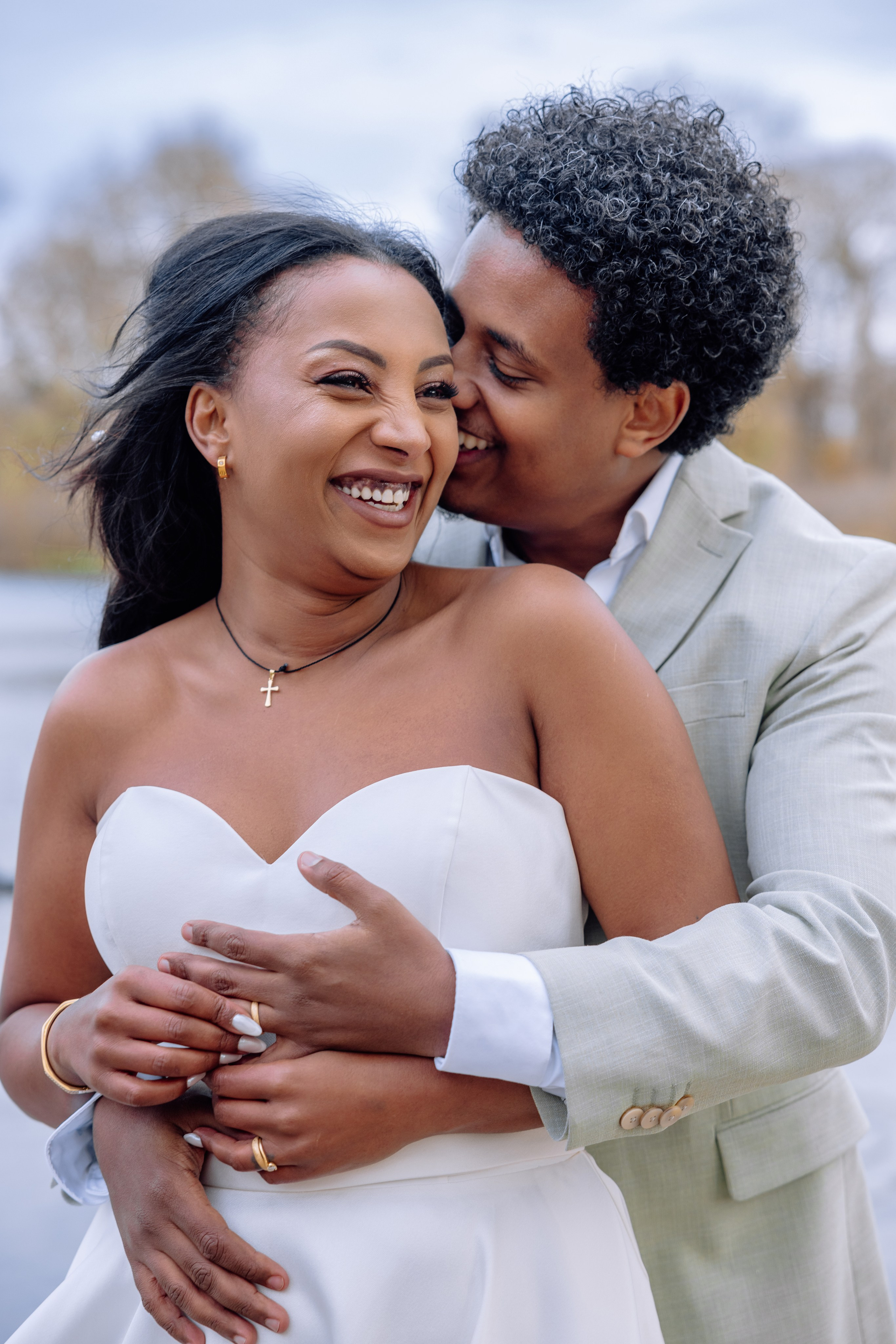 Bräutigam küsst die Braut – emotionale Nahaufnahme im Englischen Garten bei Standesamt Schwabing