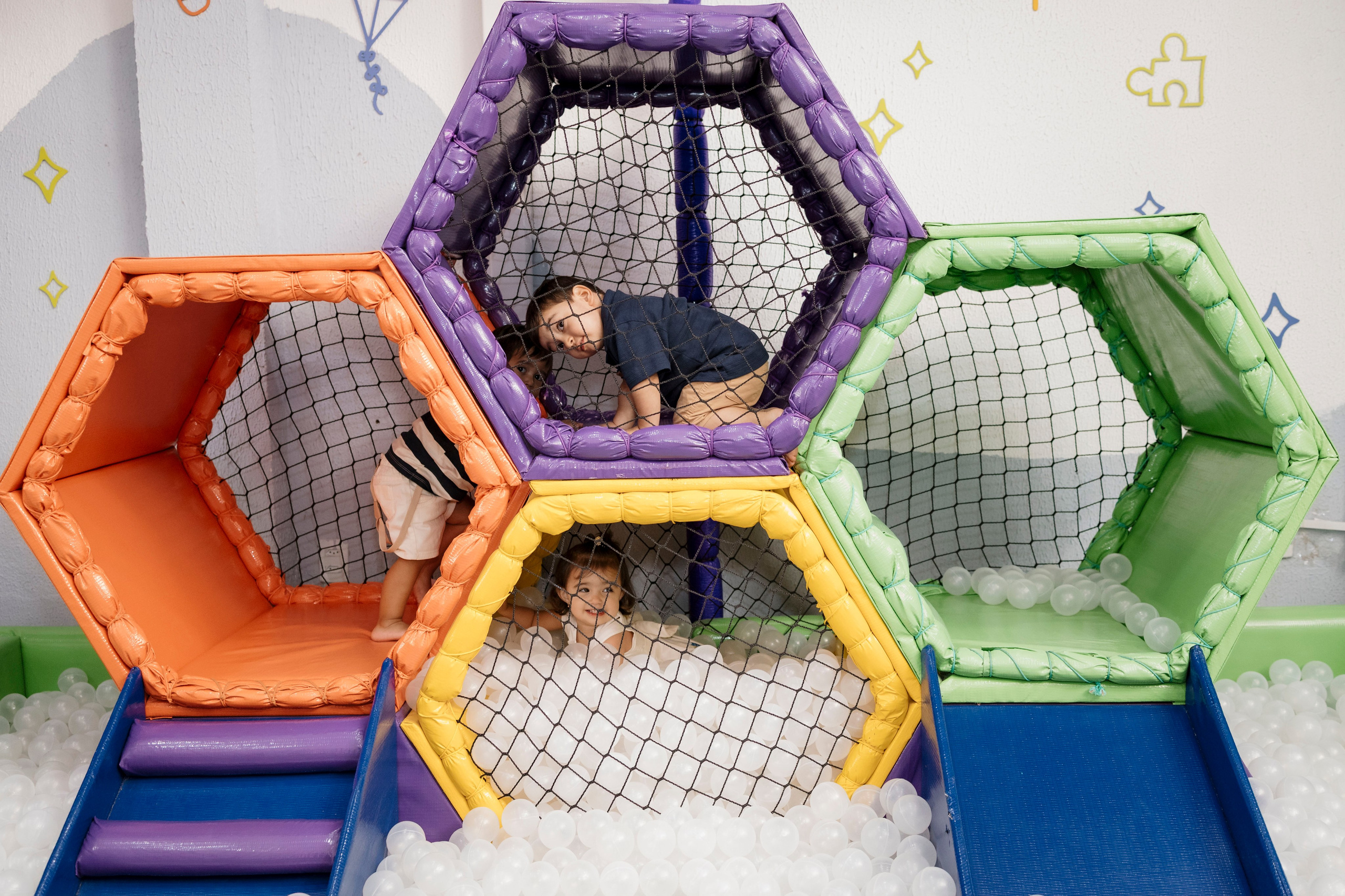 Joaquim sorrindo enquanto participa das brincadeiras da festa