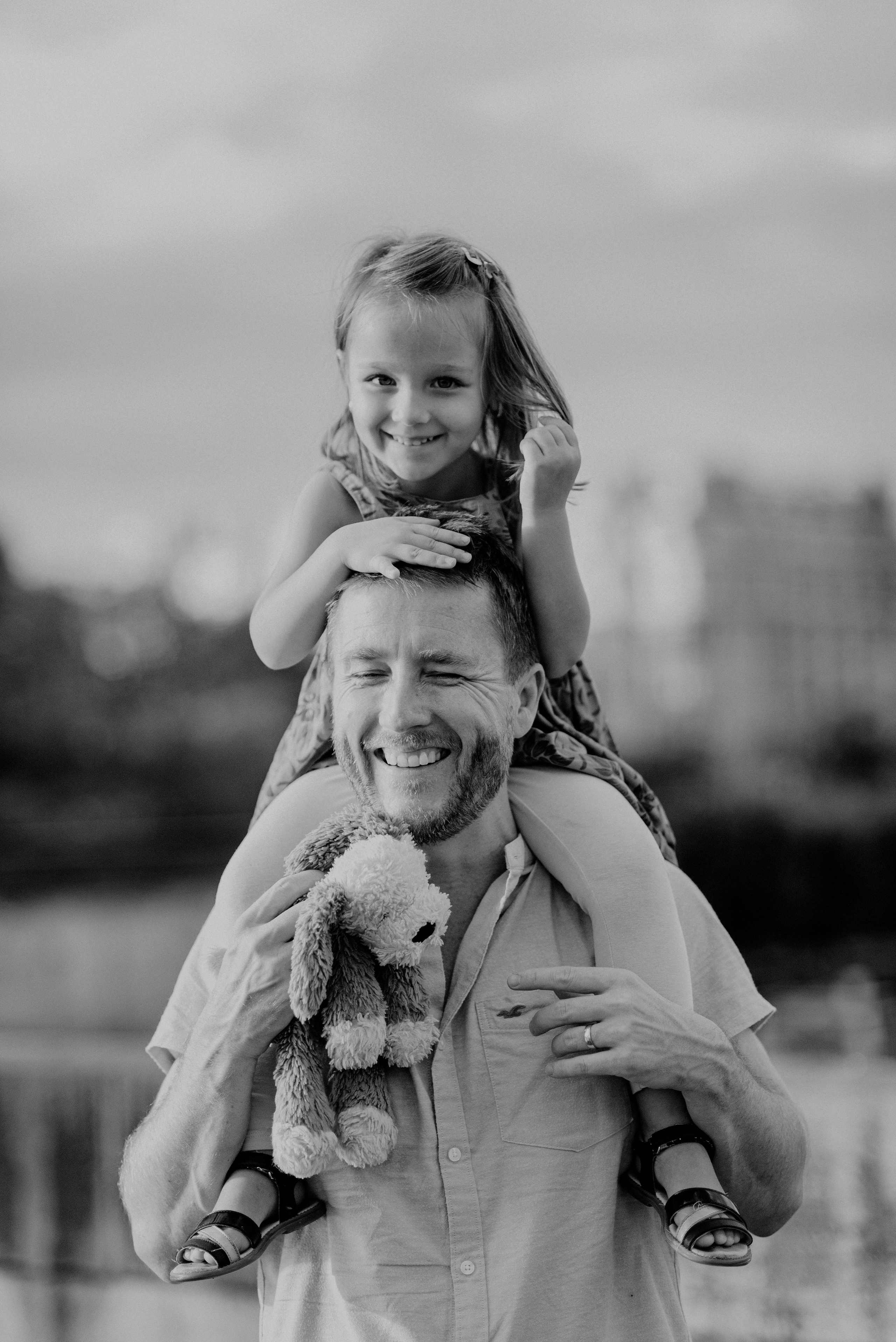 Sunset family session by the Eiffel tower. Ksenia Marchand/ Lifestyle photographer in Paris