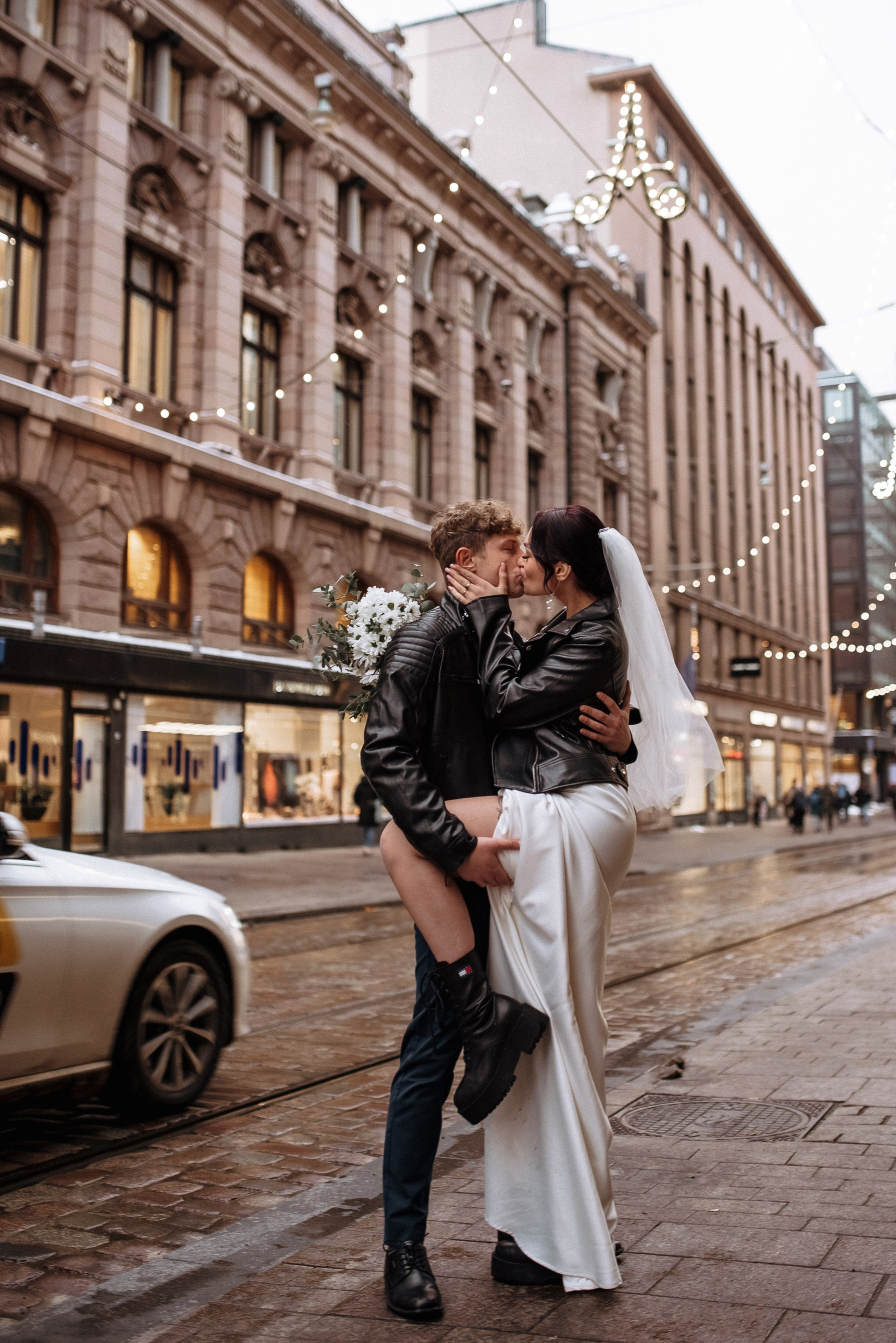 Vastanaineiden herkät hetket luonnon helmassa.