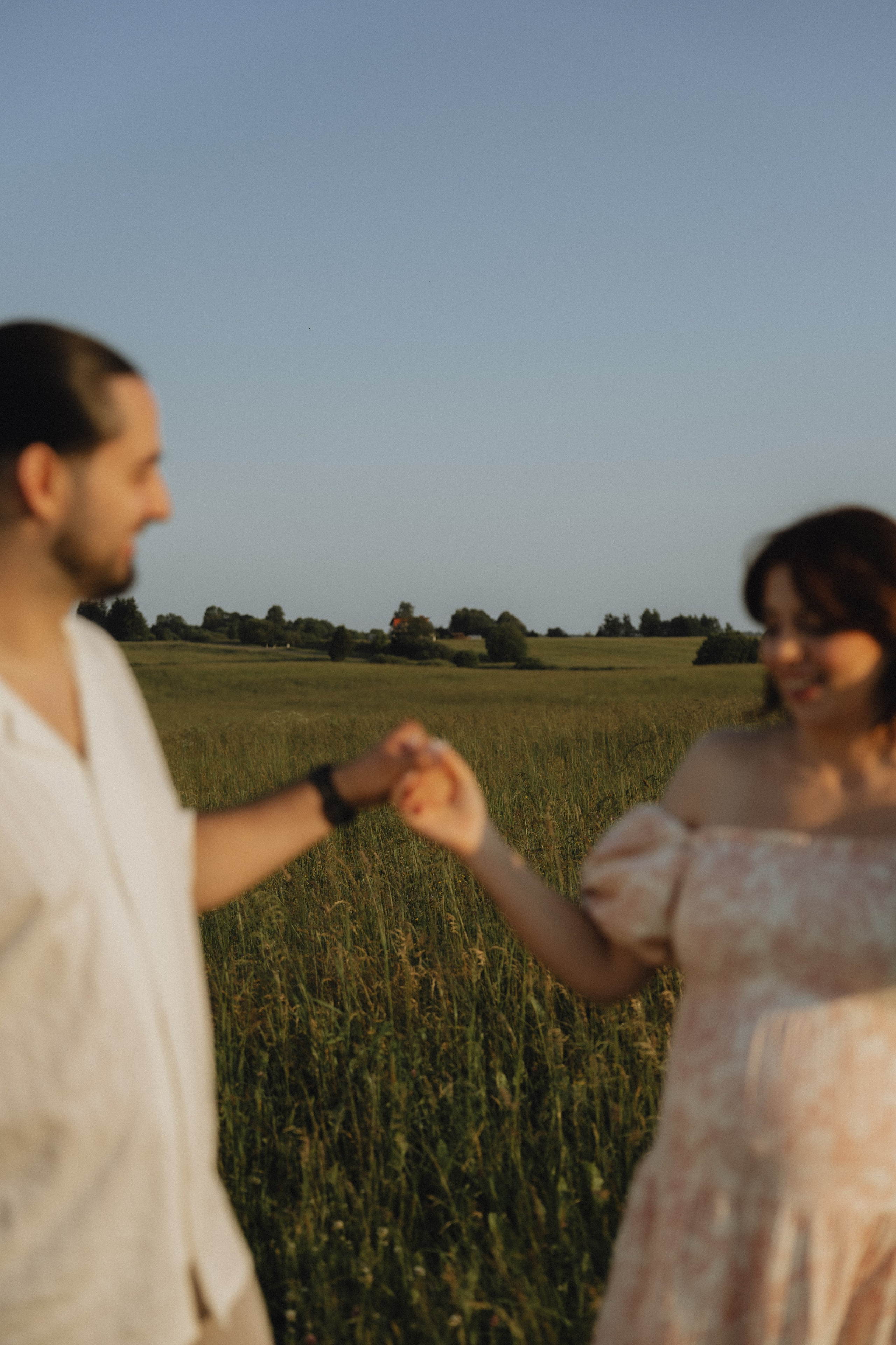 Lera & Maksim | laukimo fotosesija pievoje saulei besileidžiant. Vestuvių ir šeimų fotografė Lena Bondarenko / belove photo