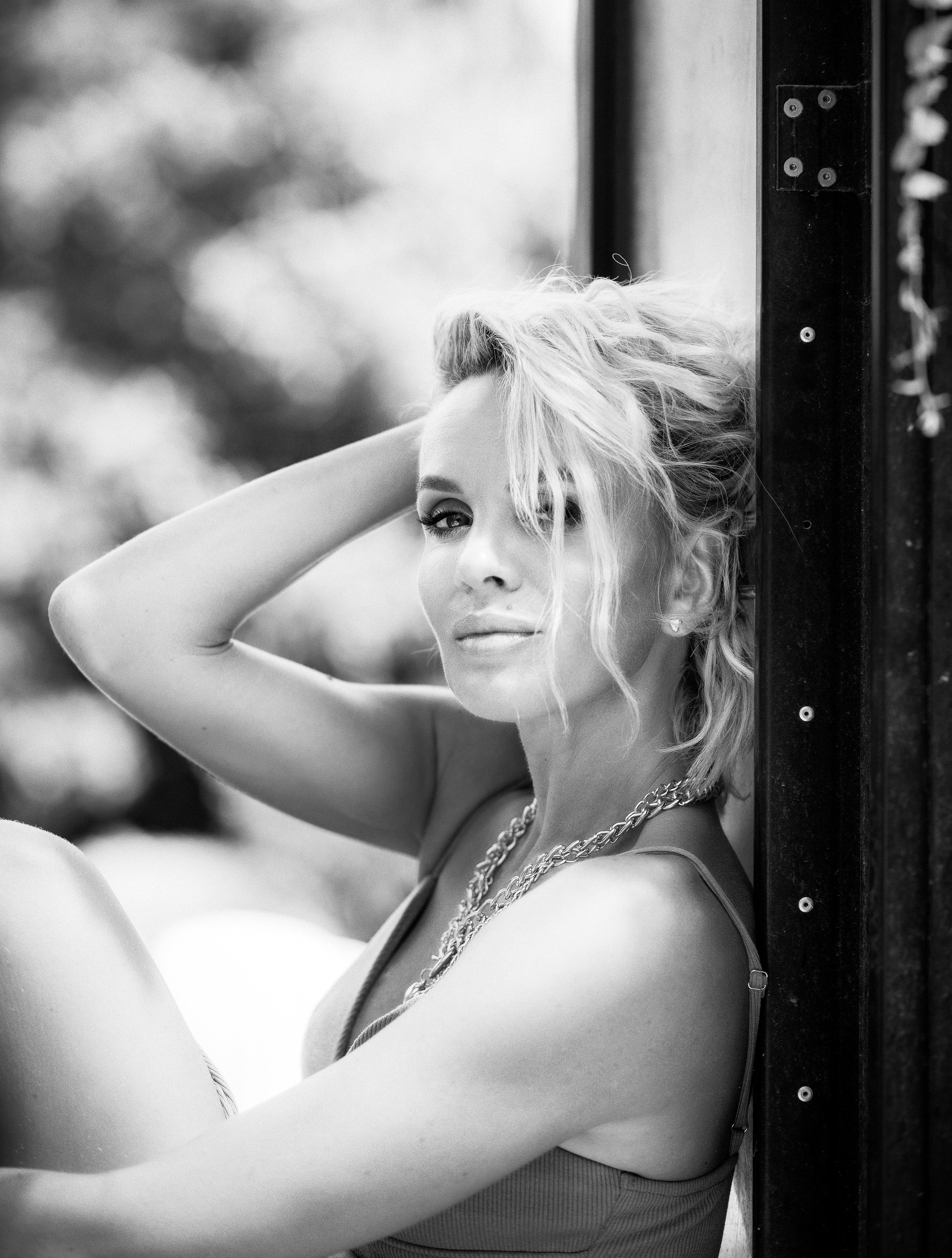 Элегантный чёрно-белый портрет в Жироне, Испания — уверенная женщина с выразительным взглядом позирует в мягком уличном освещении, передавая глубину и естественную красоту. Идеально для тех, кто ценит утончённую и классическую портретную фотографию в Жироне и северной Испании.