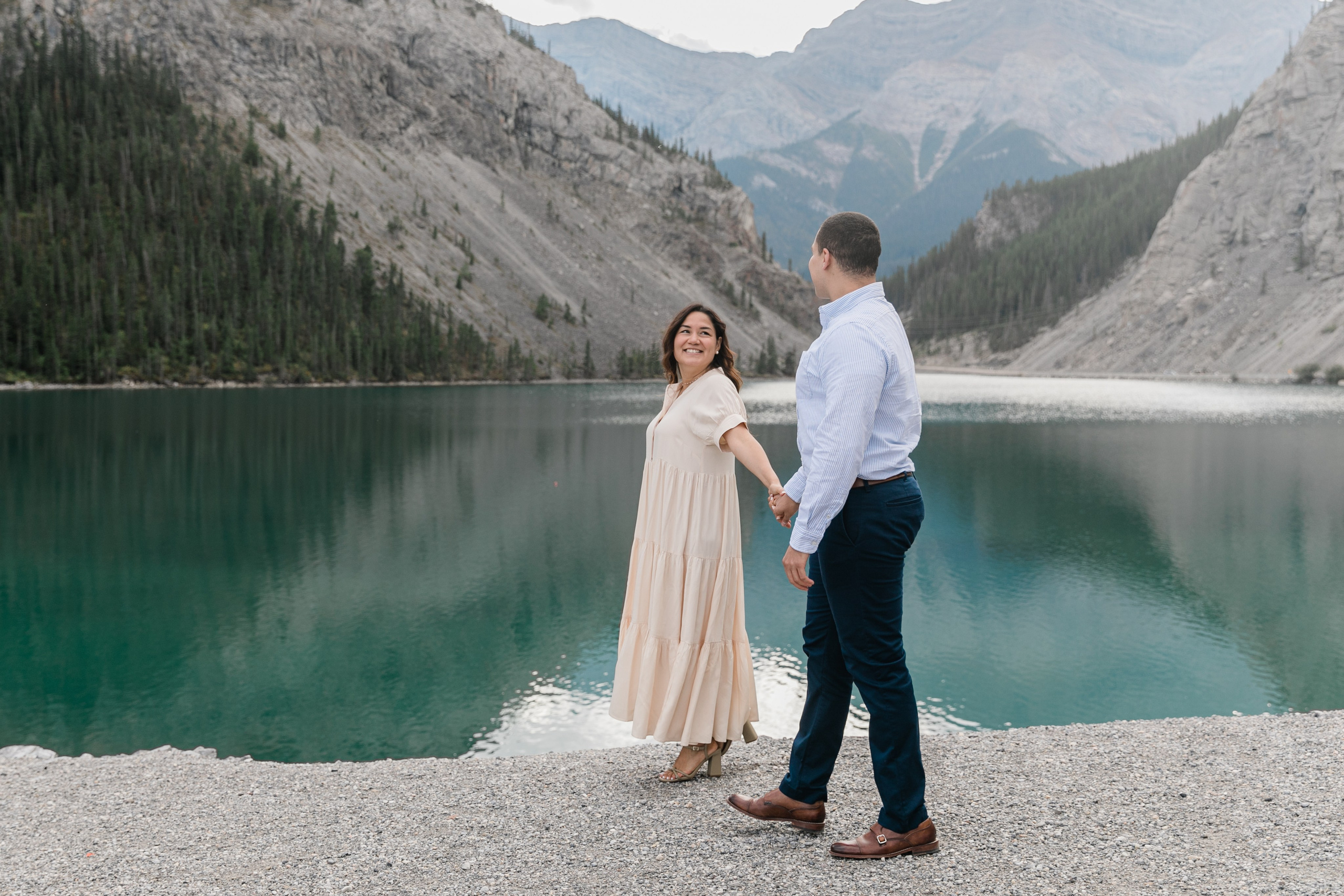 Pierina & Thomas — Canmore Engagement. Fotografía accesible en Calgary