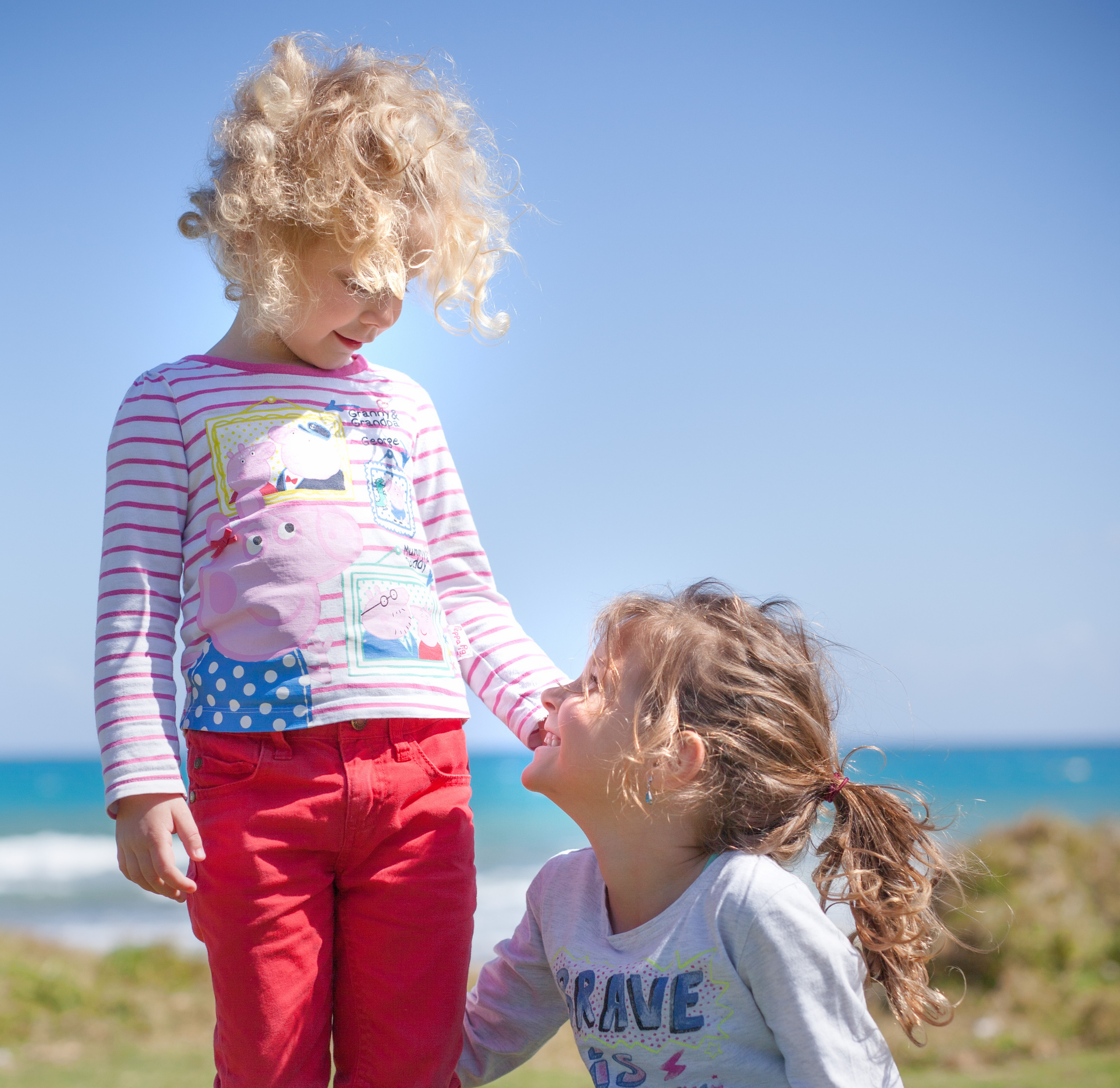 Sisters. Family and real state photographer in Haugesund Dina Vikra