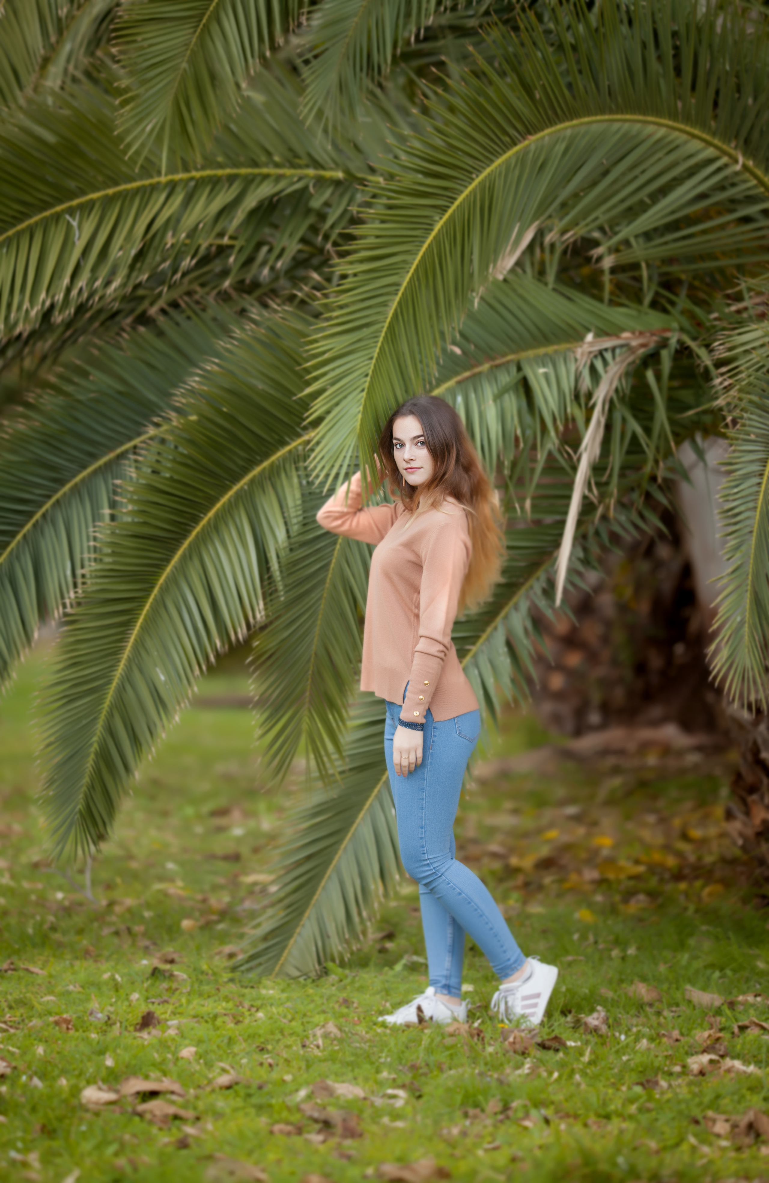 Under palm. Family and real state photographer in Haugesund Dina Vikra