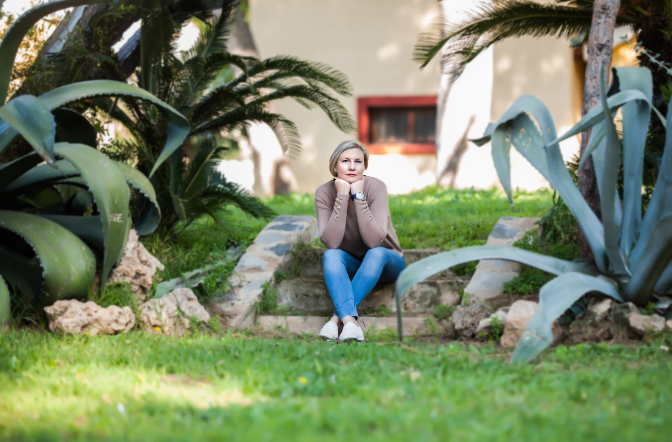 Under palm. Family and real state photographer in Haugesund Dina Vikra